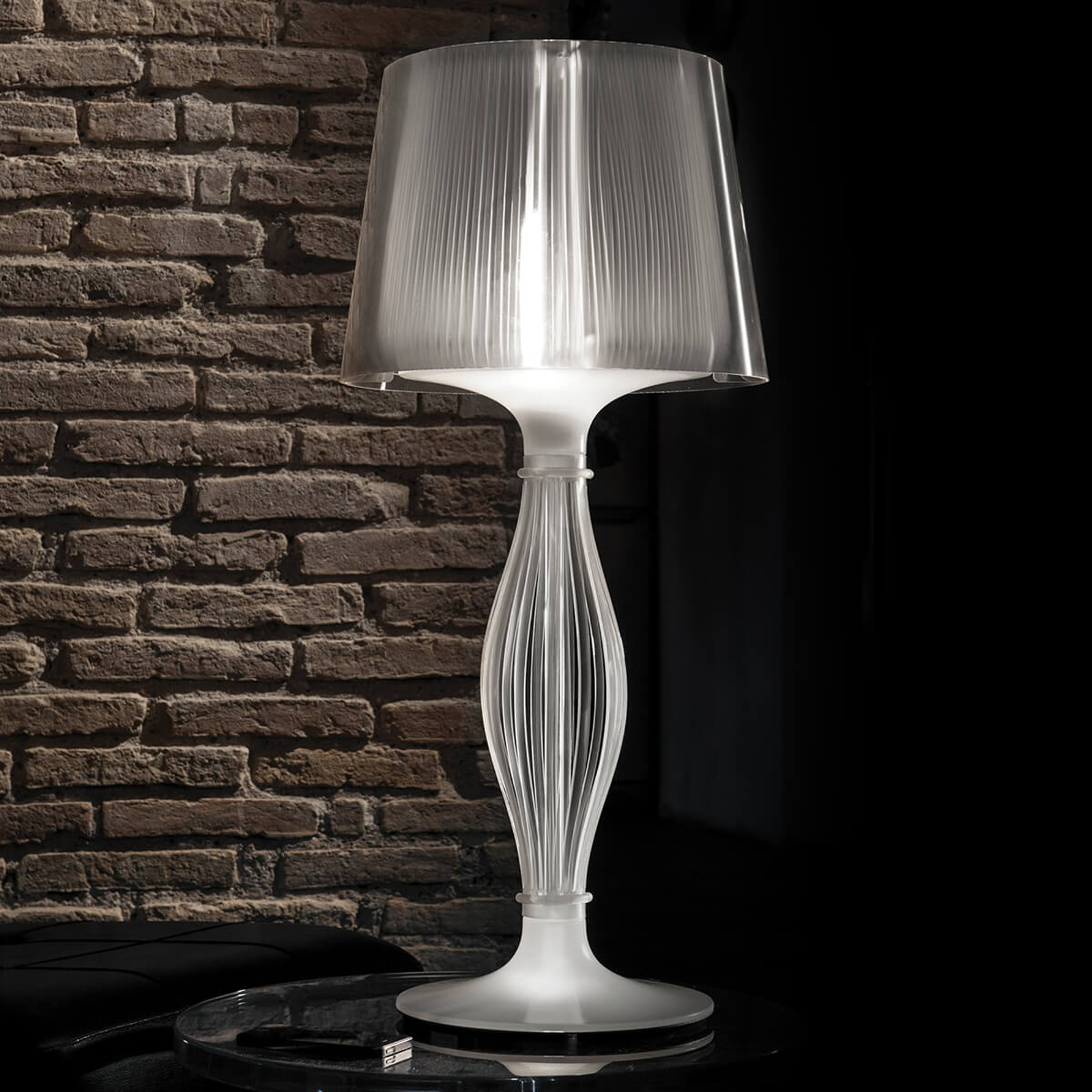 Slamp Liza - designerbordslampa, tennfärgad