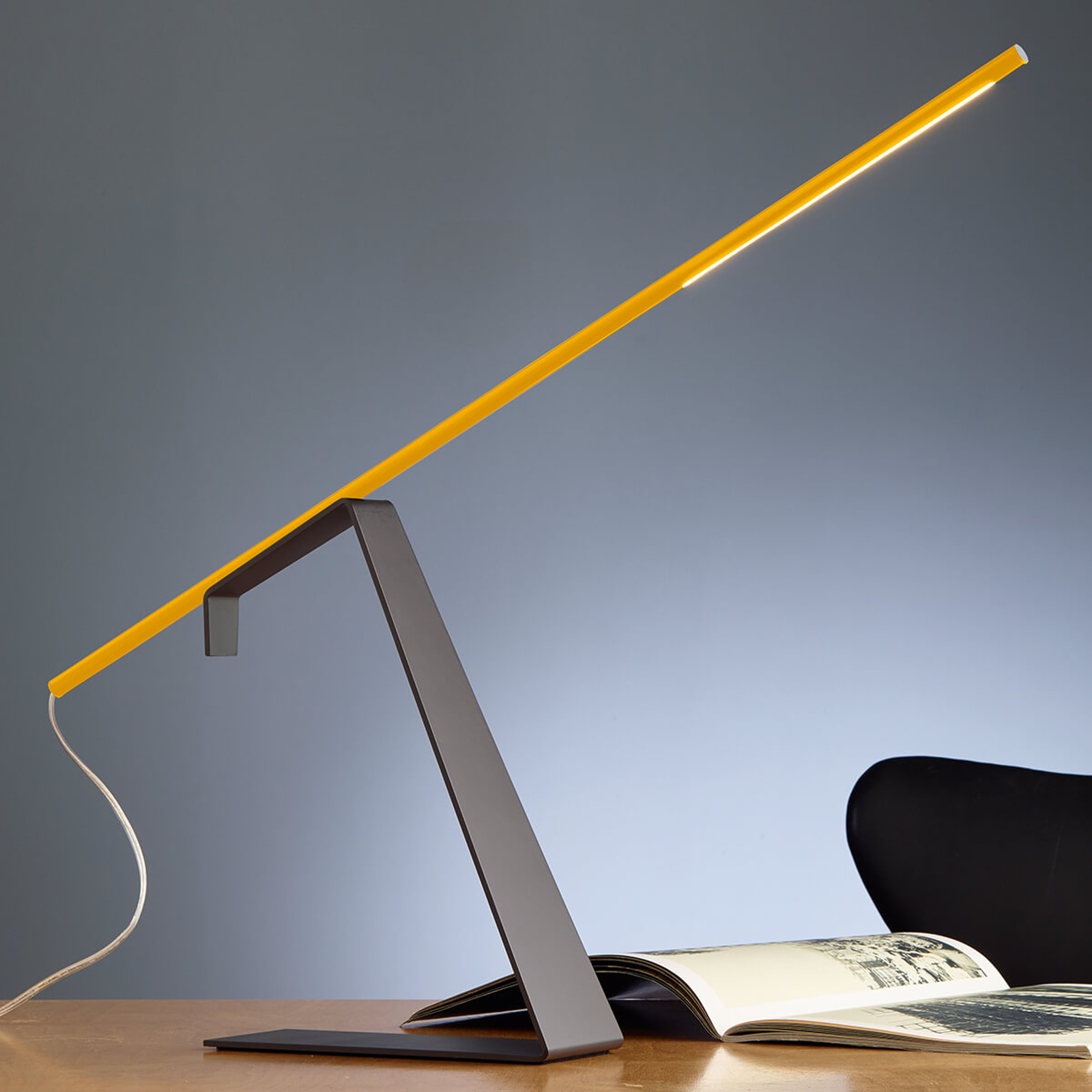 Gula designer-skrivbordslampan Jella med LED-ljus