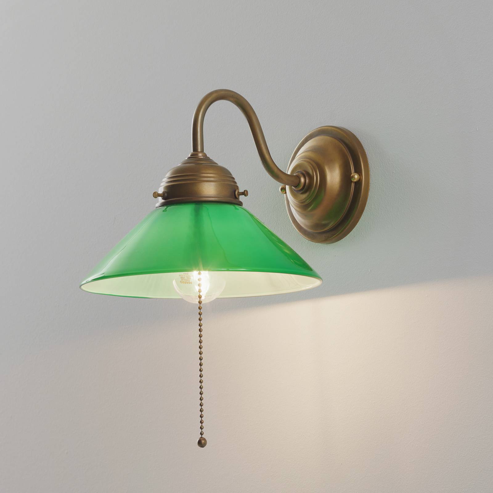 Vägglampa KONRAD med grön glasskärm