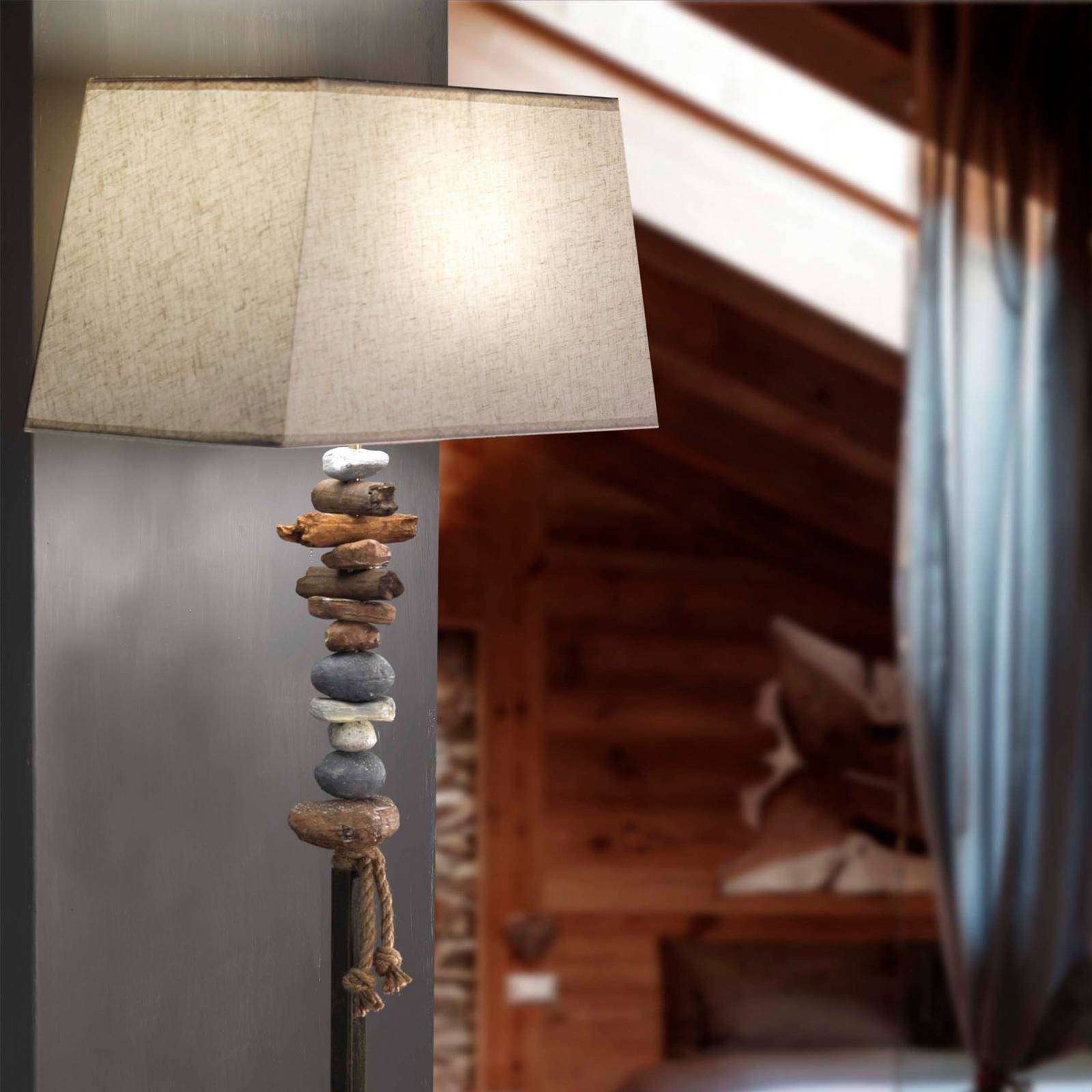 Golvlampa Seregon med stendekoration och tygskärm