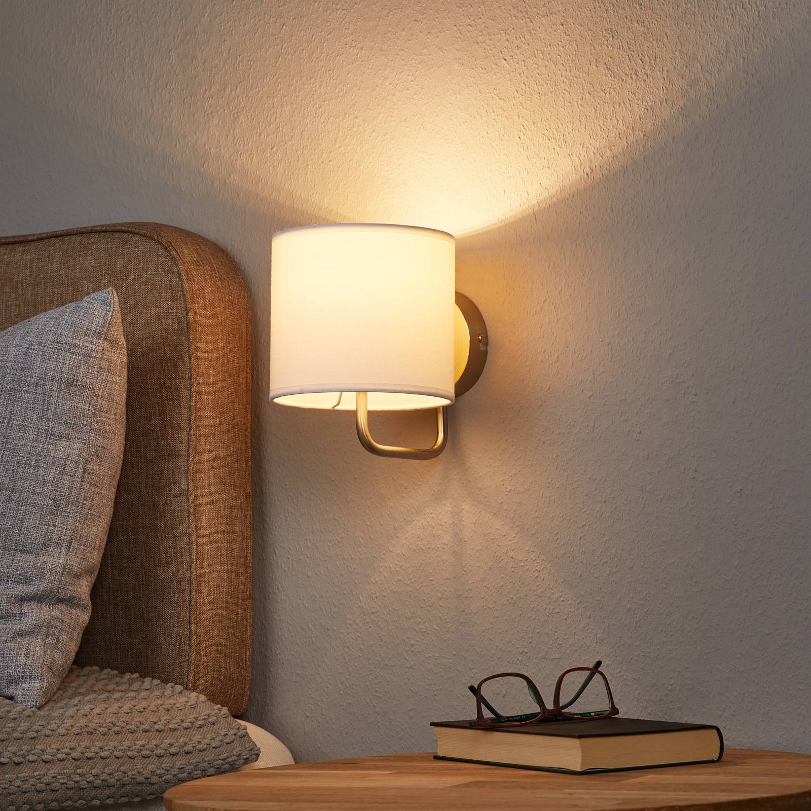 Vacker vägglampa Sandra i vitt