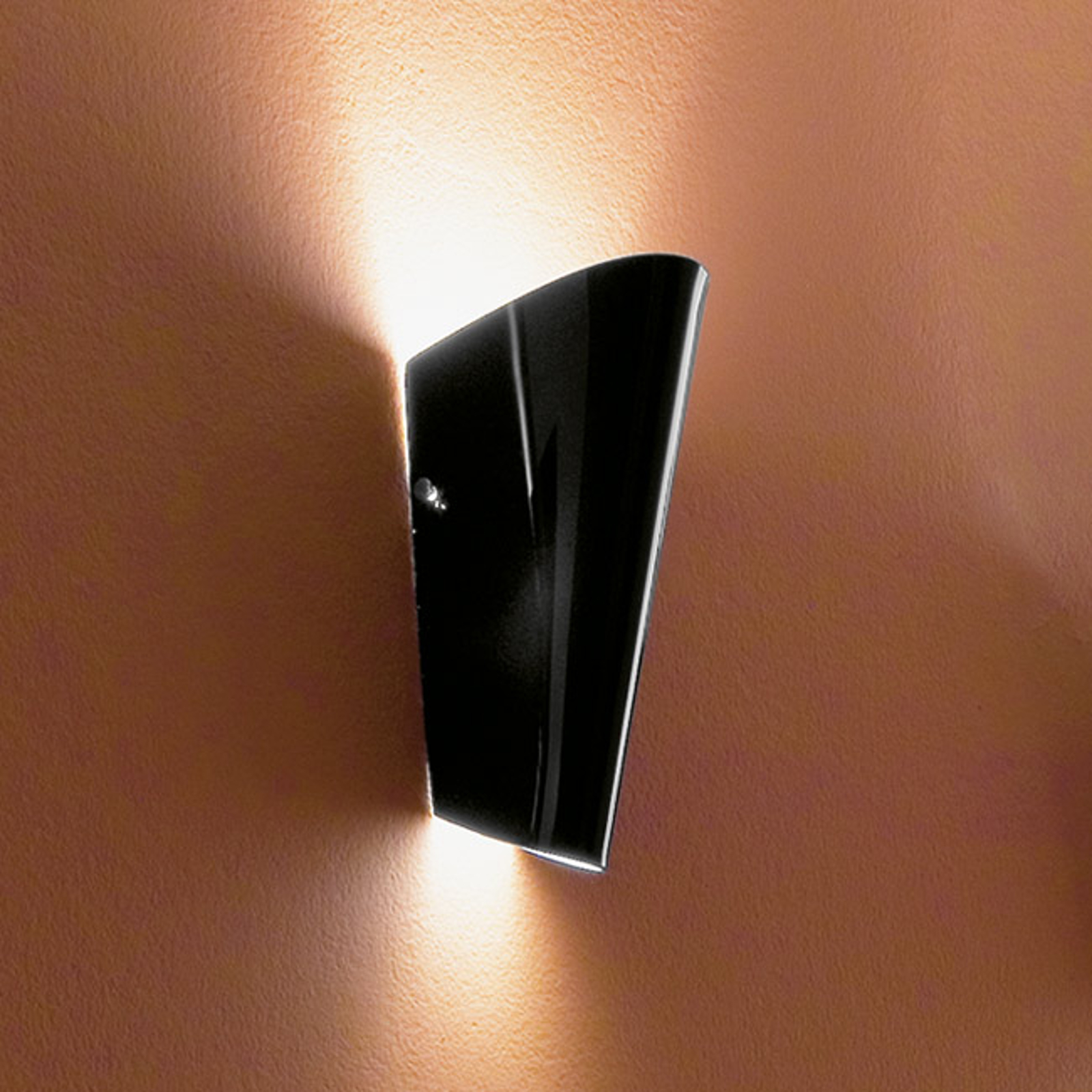 Svart vägglampa Bloom, finns i 8 färger