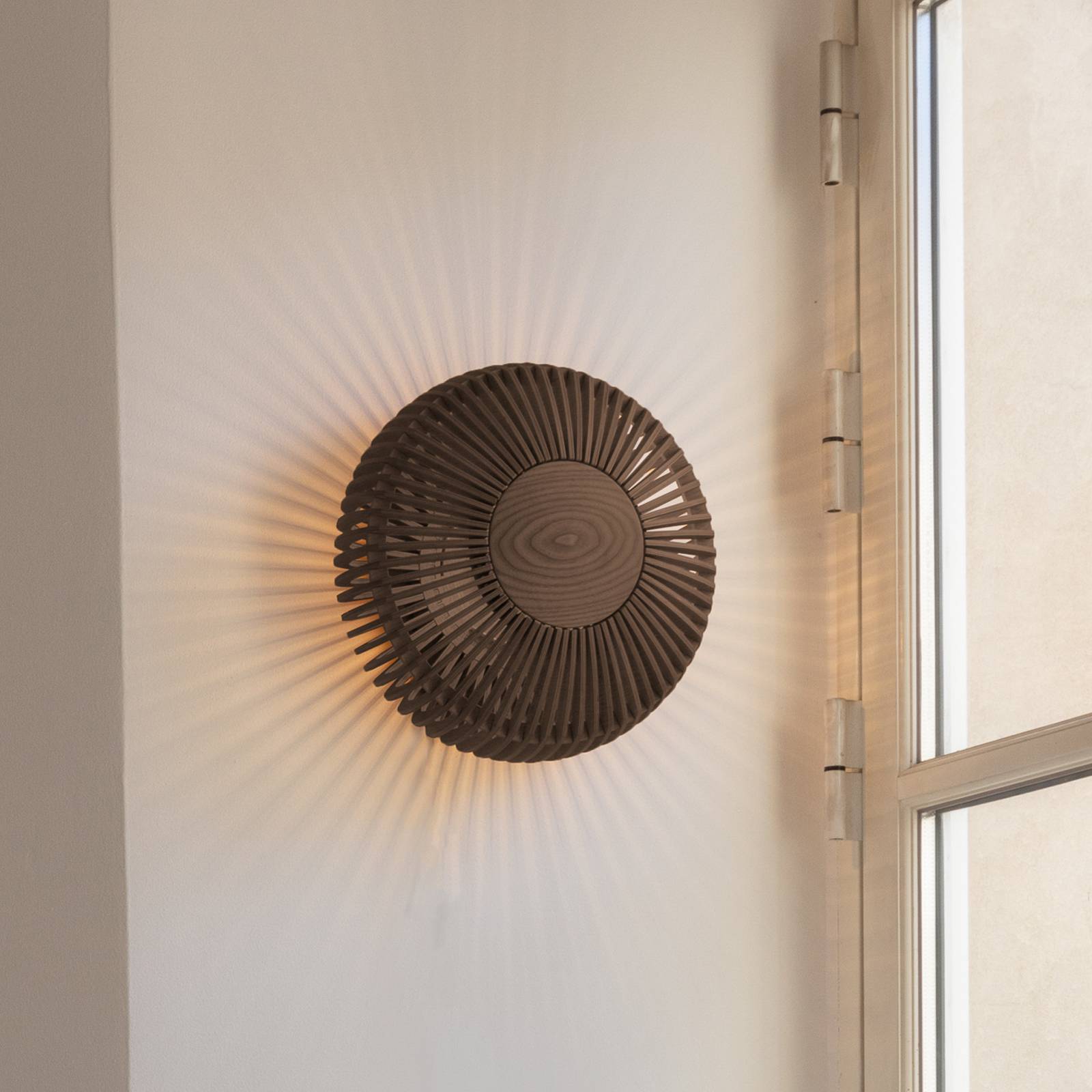 UMAGE Clava up vägglampa Ø 35 cm mörkt trä