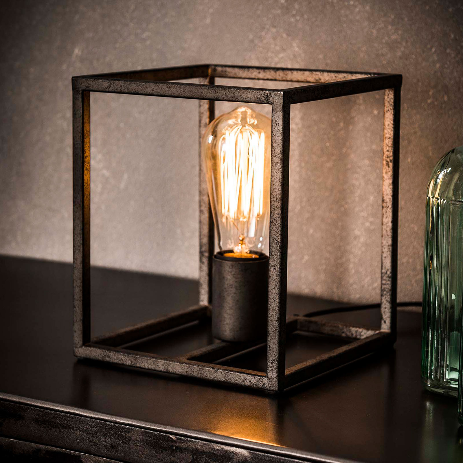Bordslampa Perpendillumina i kubform