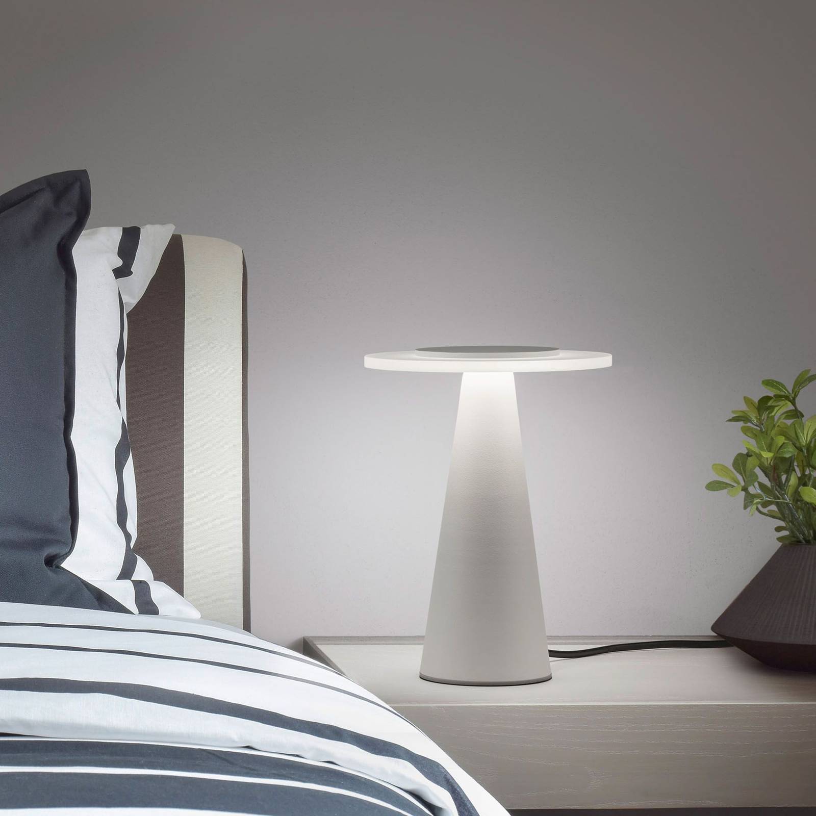Helestra Bax bordslampa, touchdimmer, vit