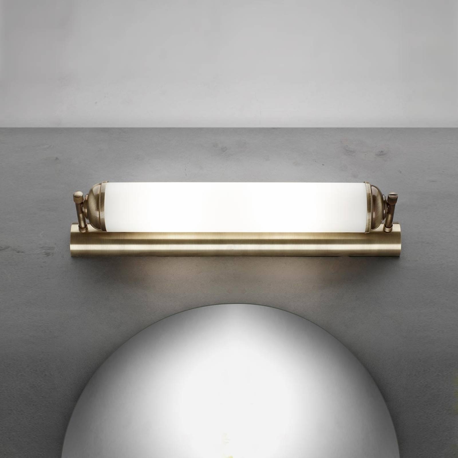 Vägglampa Elida av helmässing