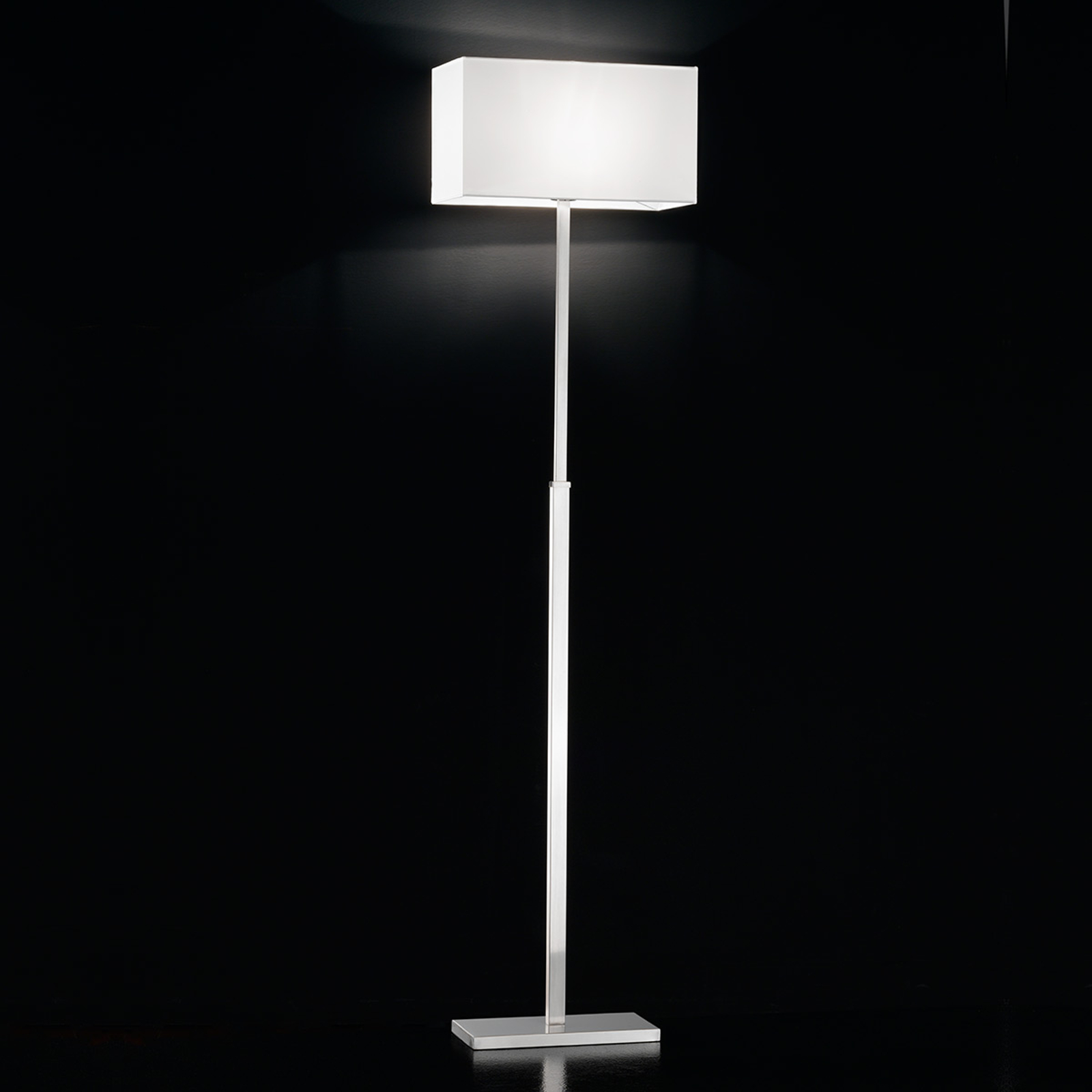 Enkel-modern golvlampa Emilian
