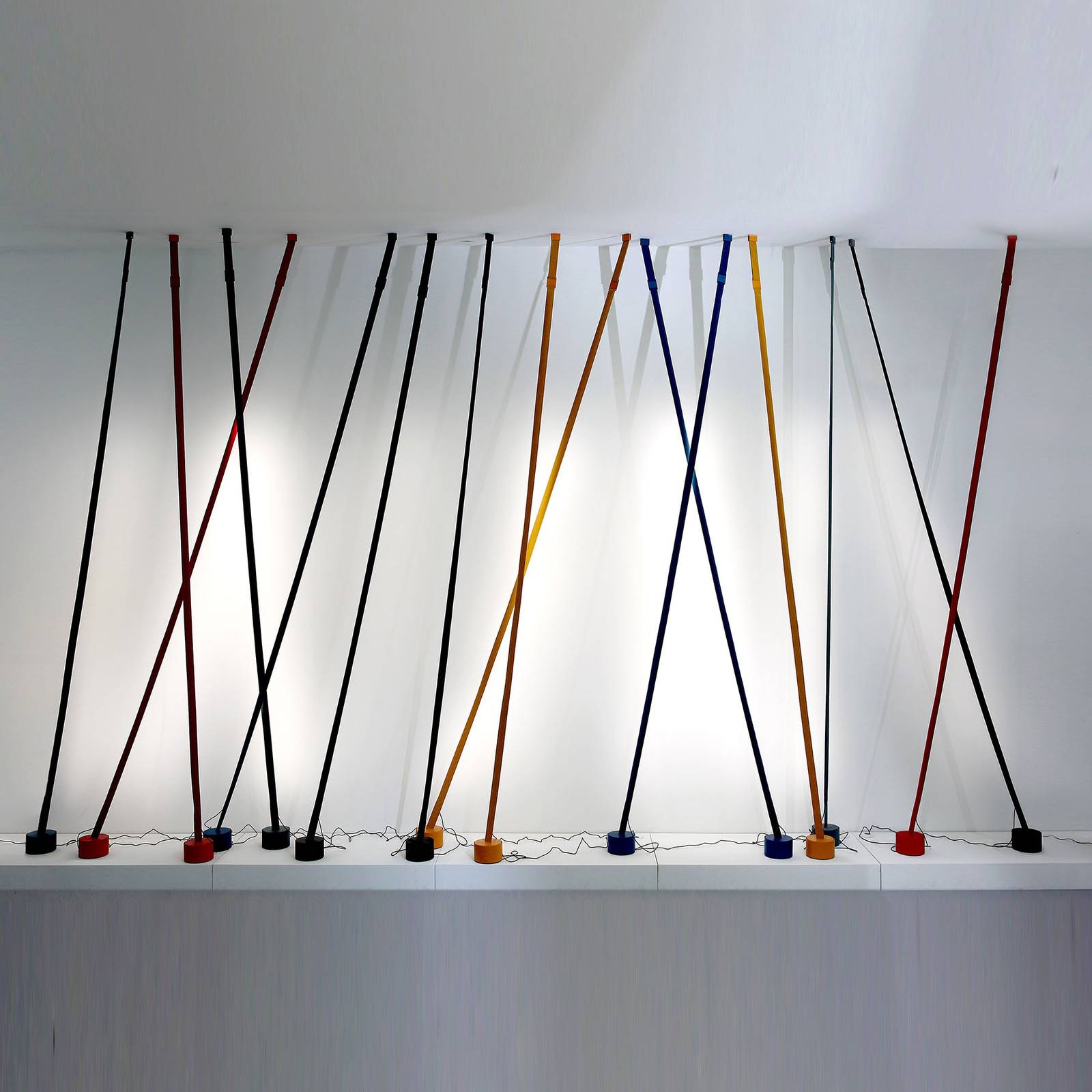 Martinelli Luce Elastica golvlampa som band, röd
