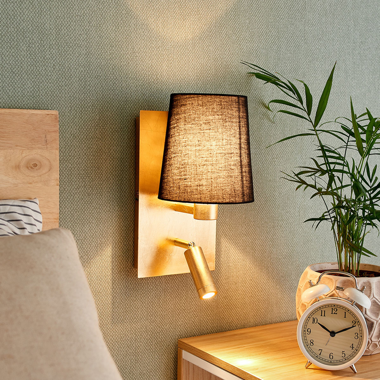 Vägglampa Aiden med LED-läslampa, svart, guld