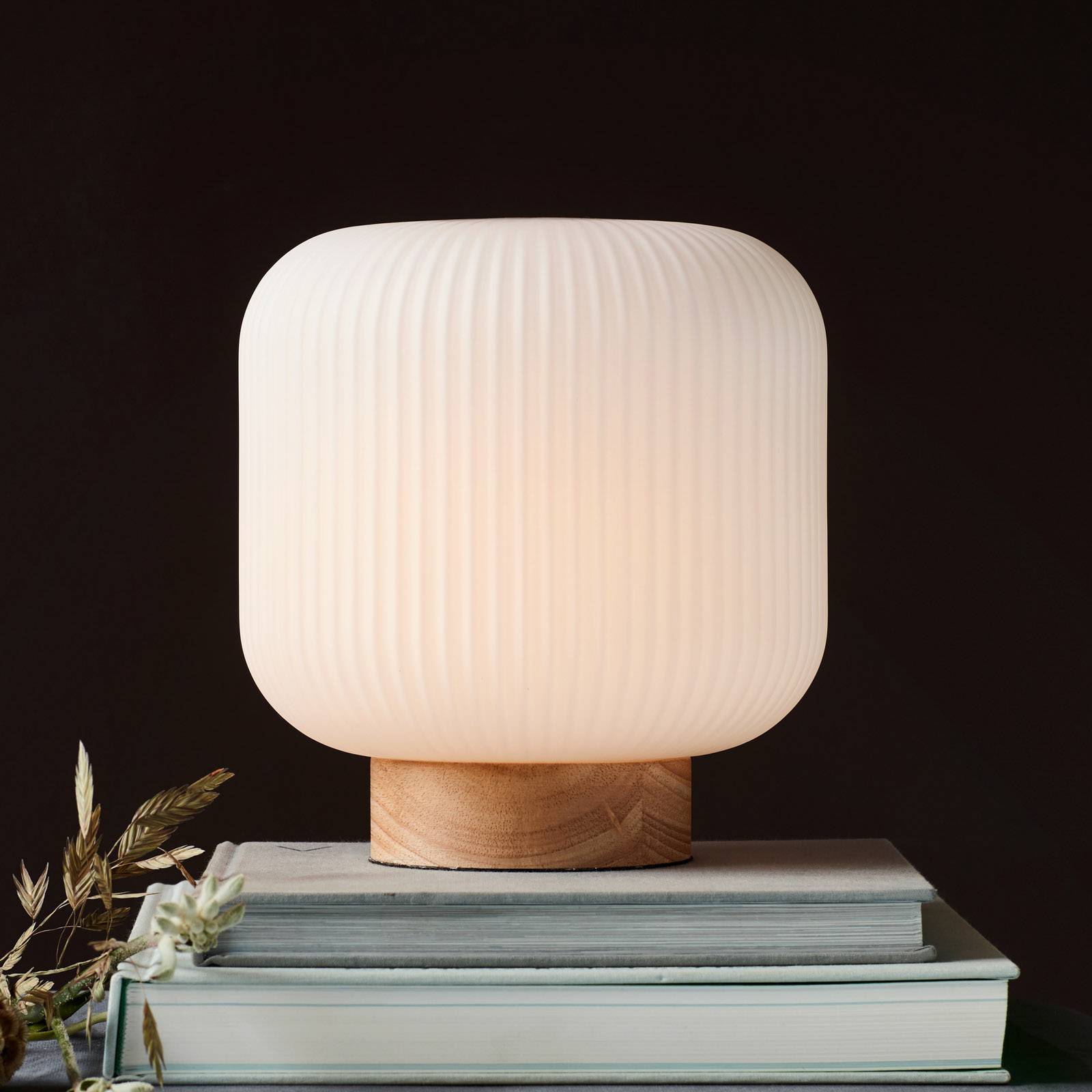 Bordslampa Milford med glasskärm och träfot