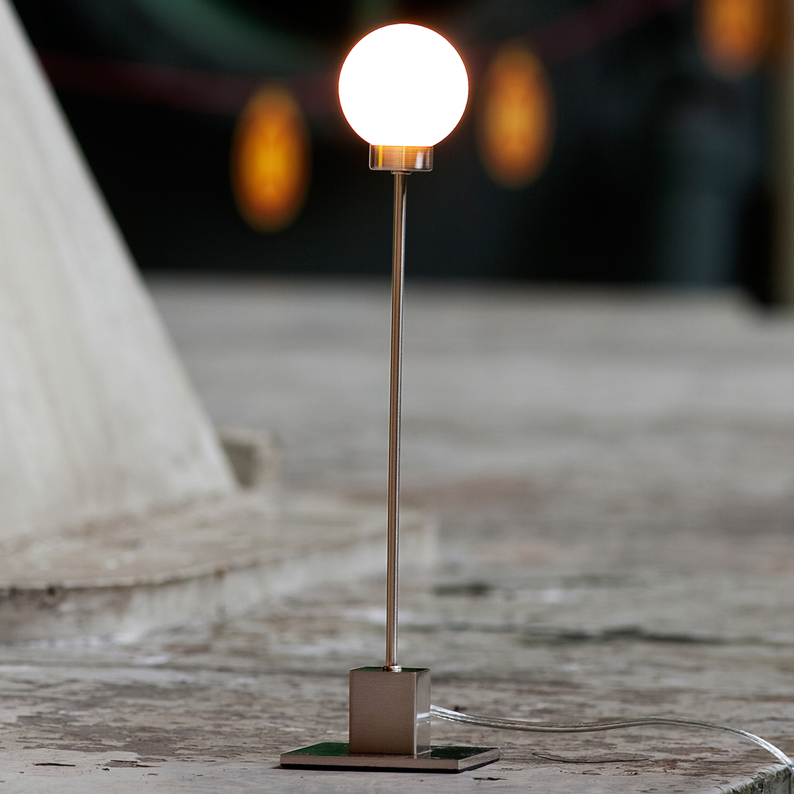 Minimalistisk bordslampa Snowball, metallisk