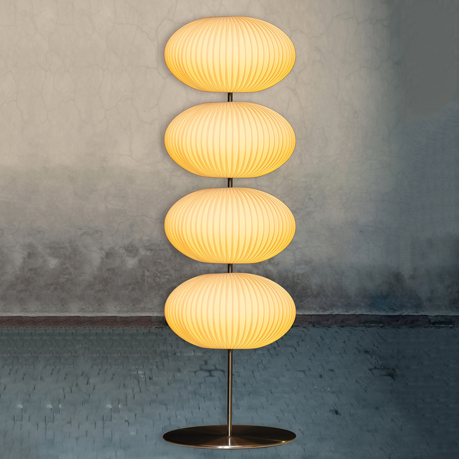 Golvlampa Palo med fyra plisséskärmar