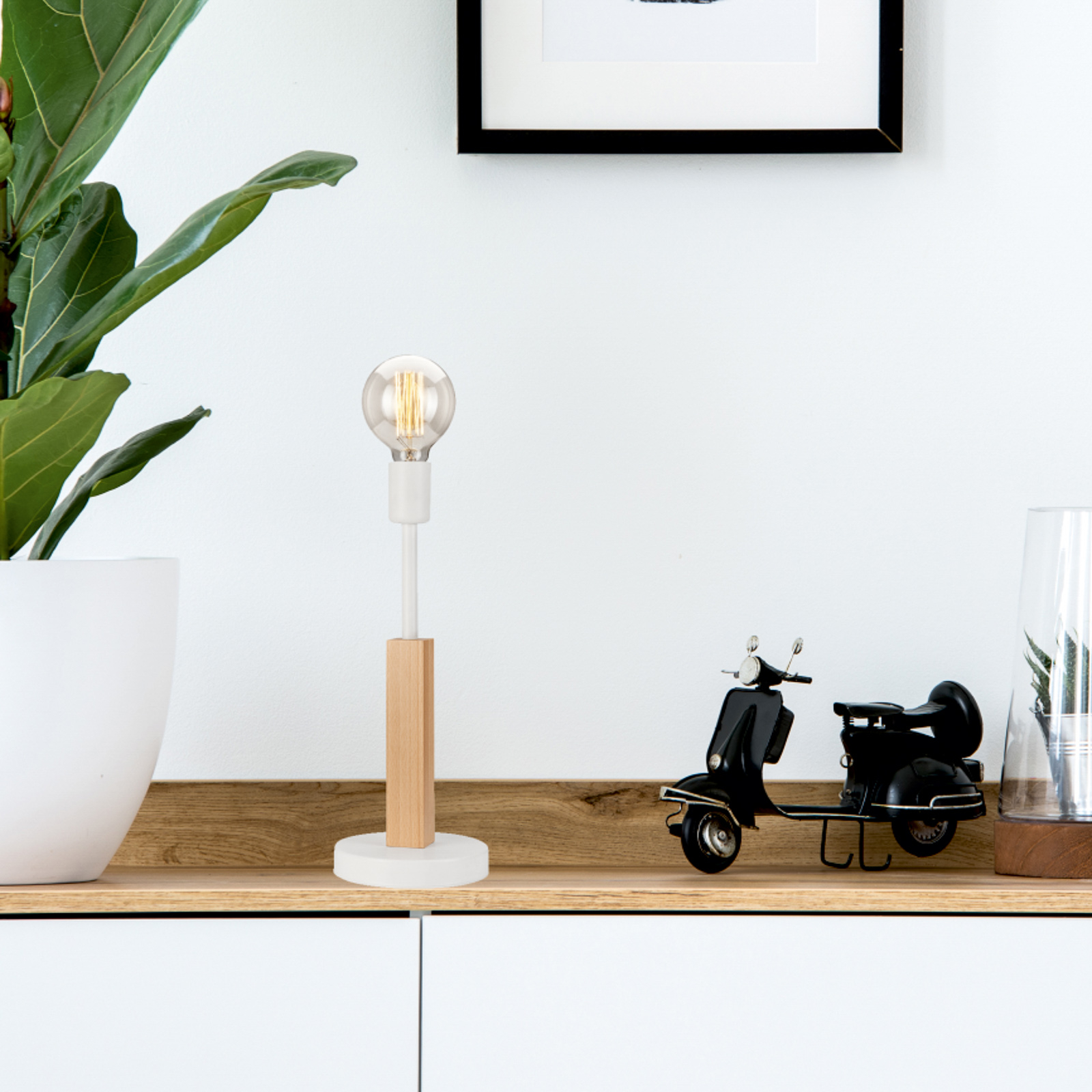 Bordslampa Parc med ett uttag, vit
