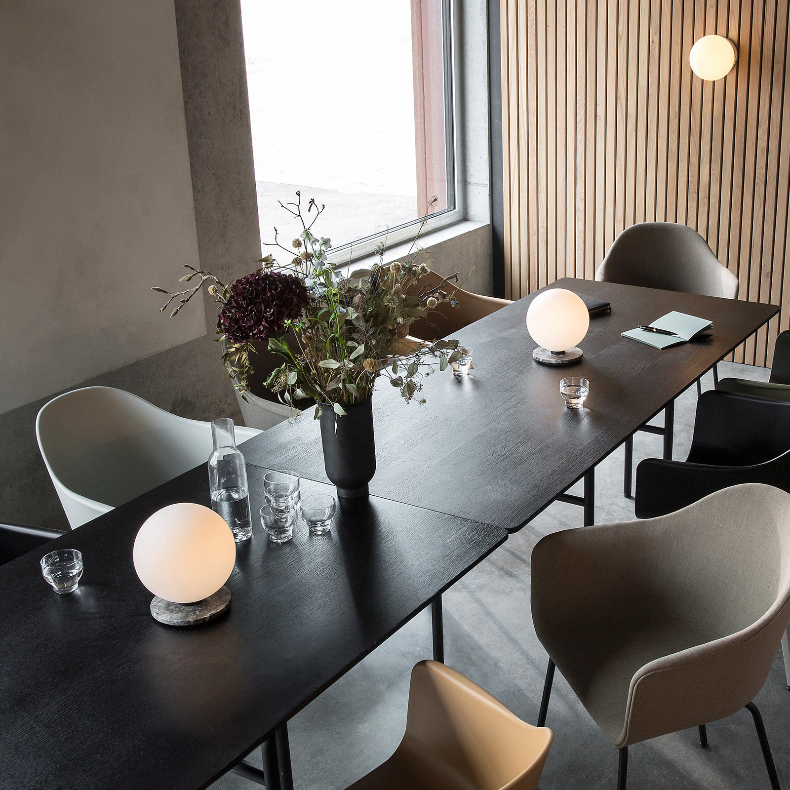 Menu TR Bulb bordslampa 22 cm marmor/opal matt