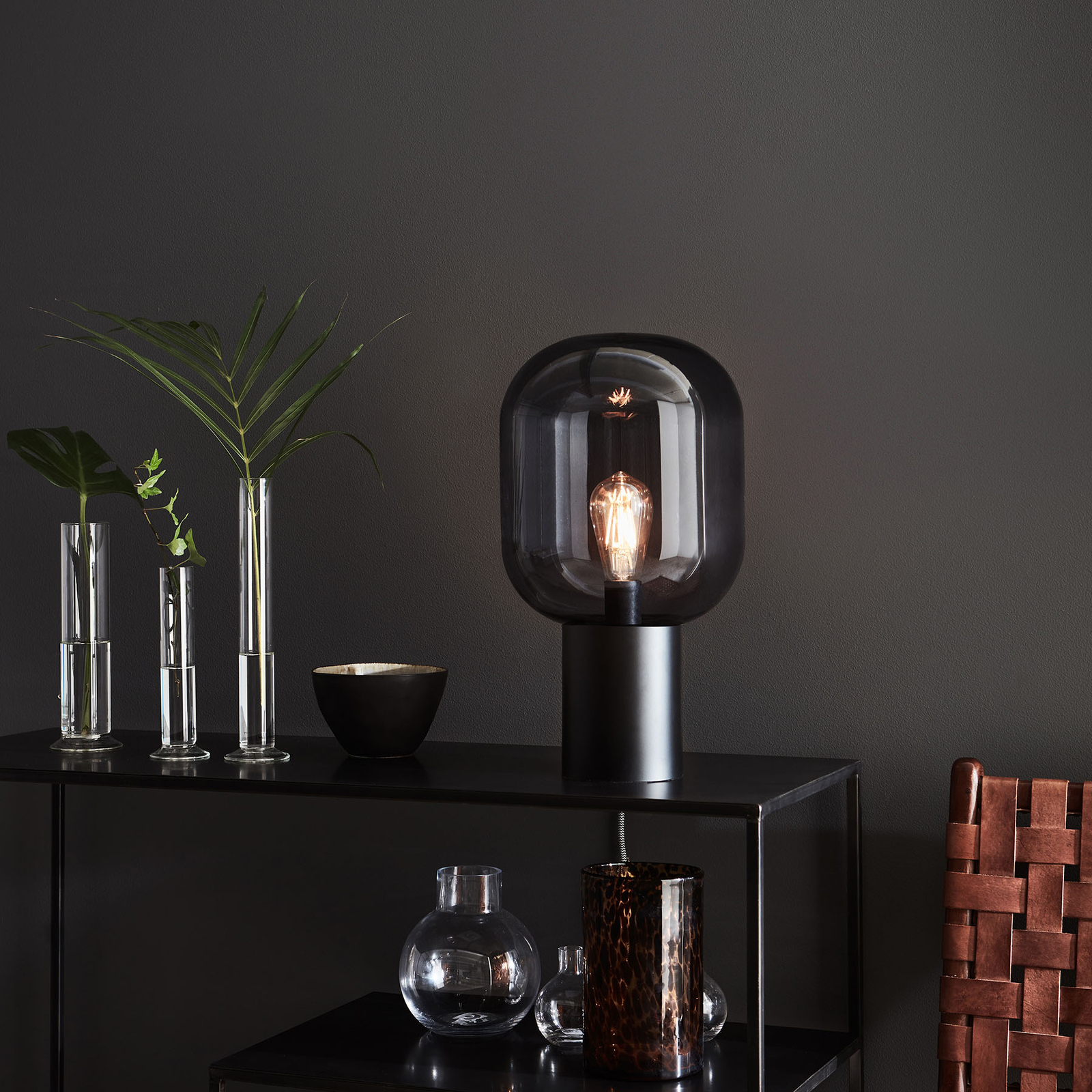 Bordslampa Brooklyn, rökgrå glasskärm, 44 cm