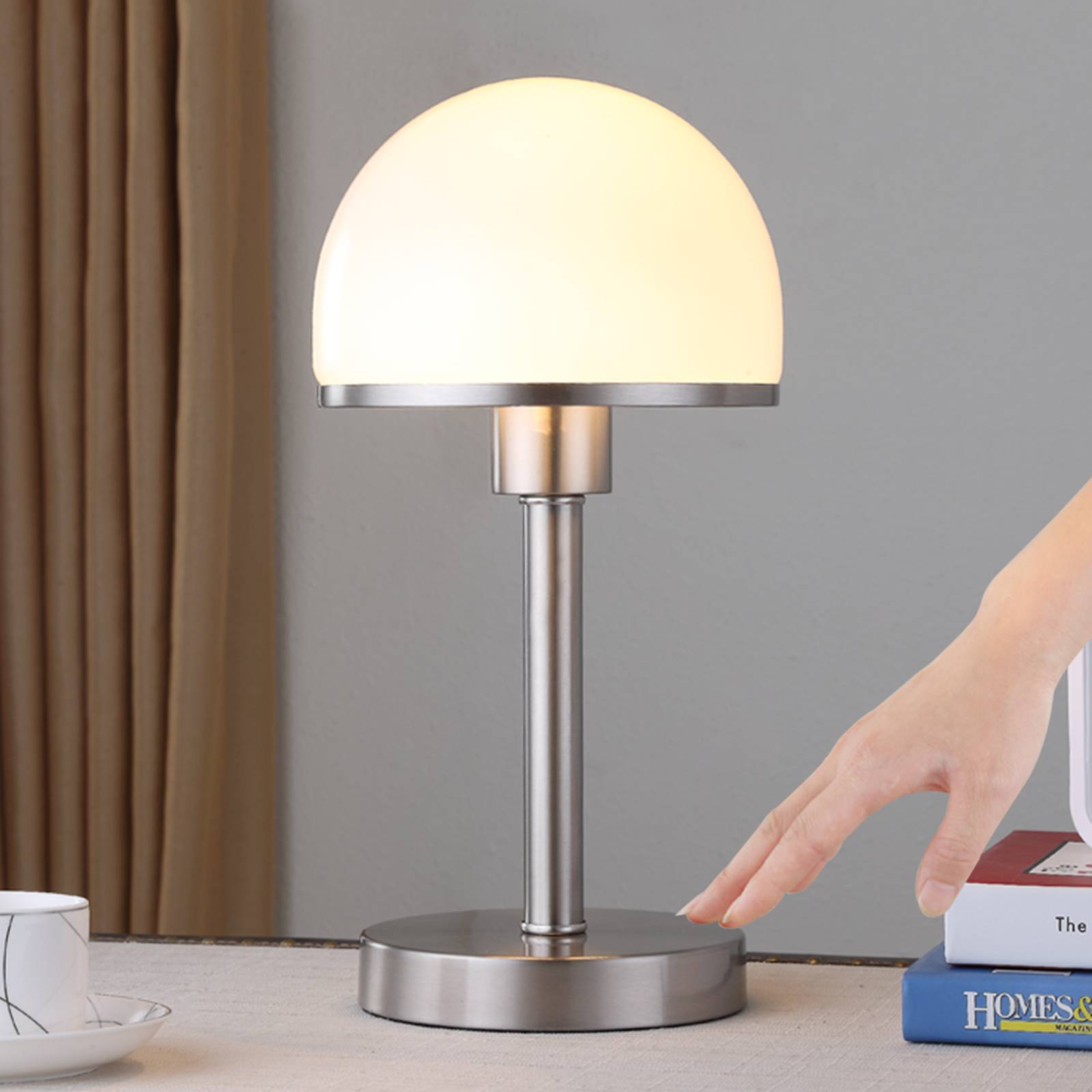 Stilfull bordslampa Jolie med glasskärm