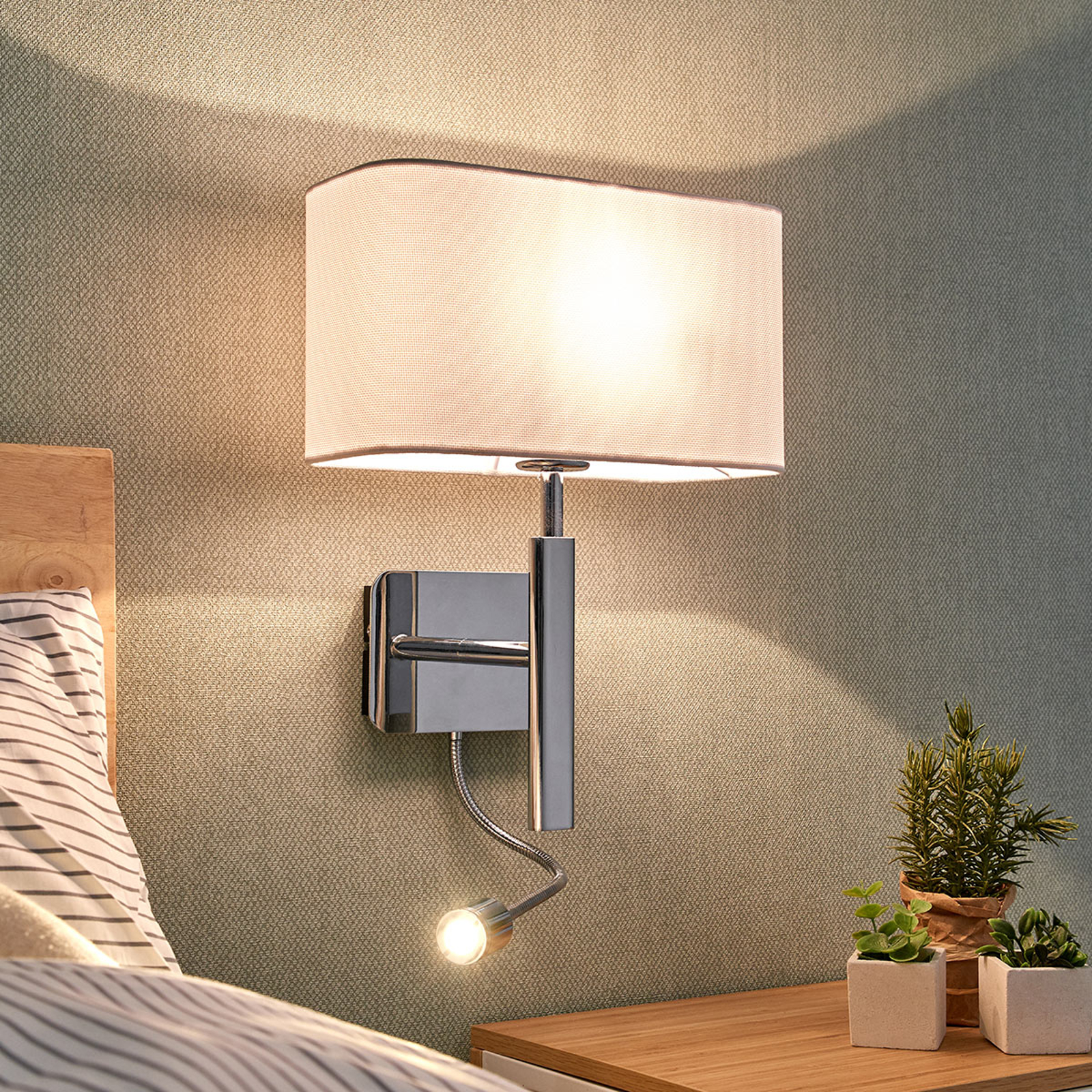 Textilvägglampa Jettka med läsarm