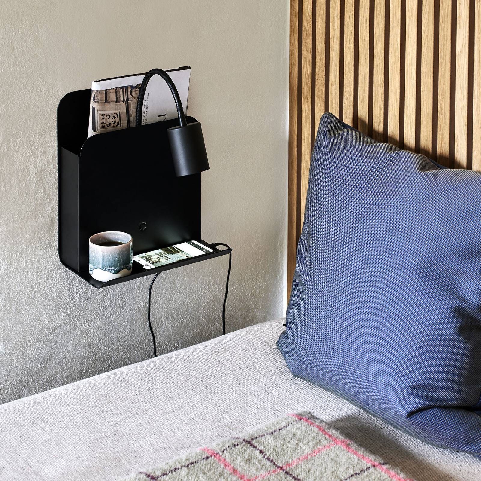 Vägglampa Roomi med hylla och USB, svart