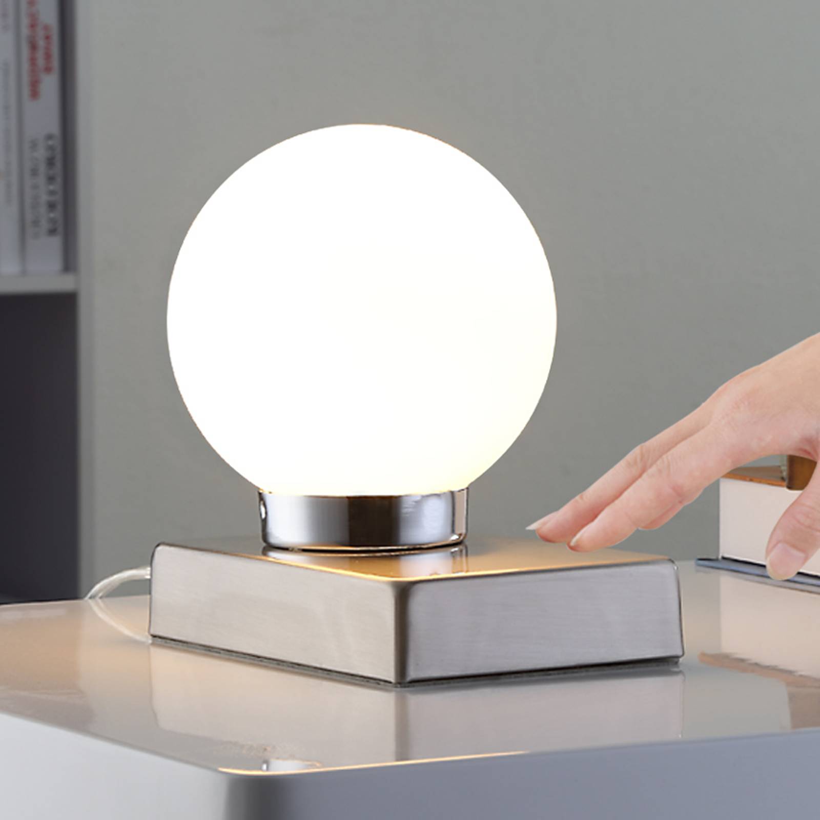 Bordslampa Naomi med glaskula