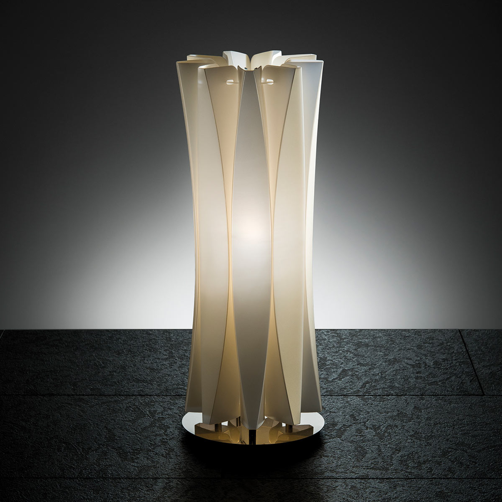 Smakfull bordslampa BACH, höjd 42 cm, guld