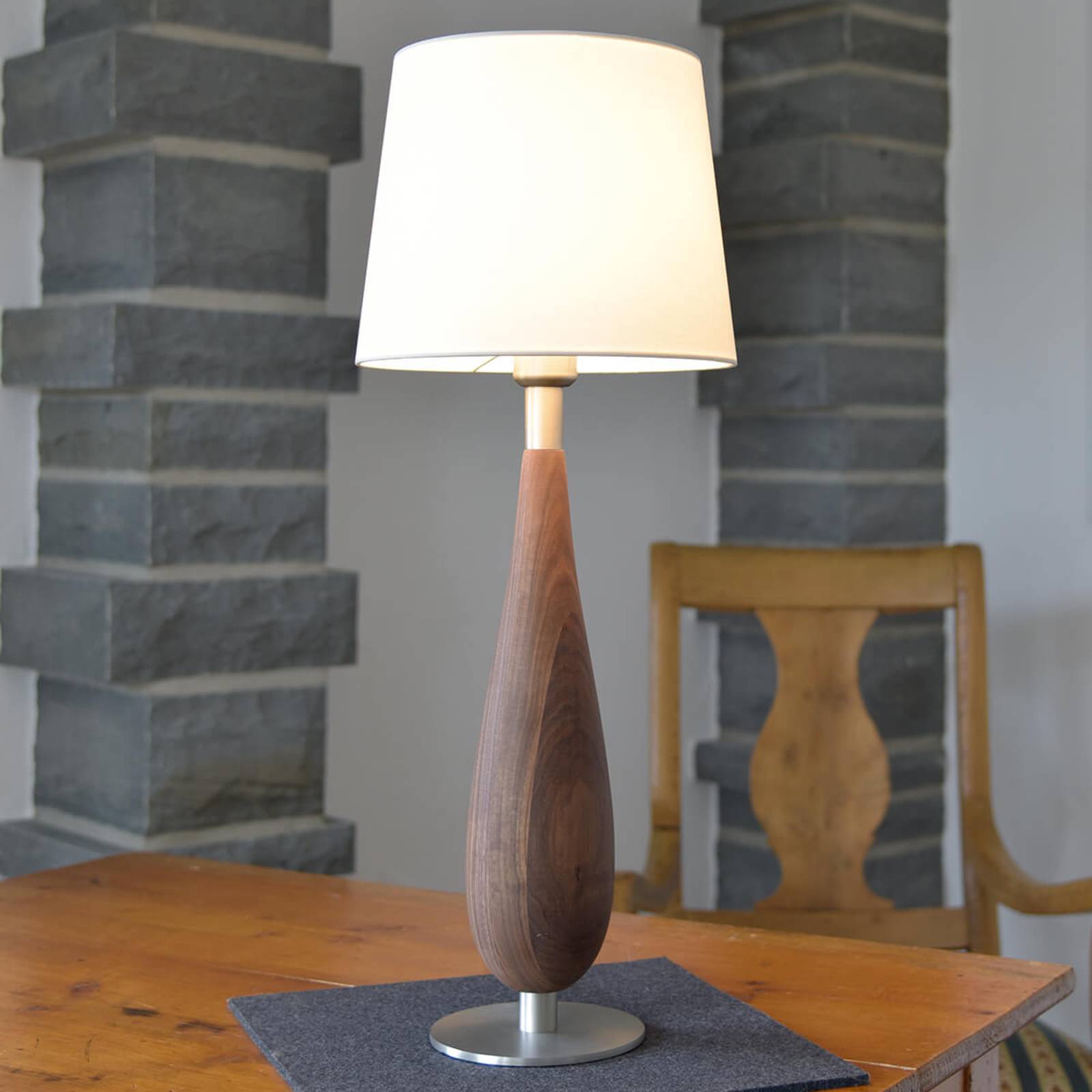 HerzBlut Lara bordslampa i valnötsträ, 61 cm