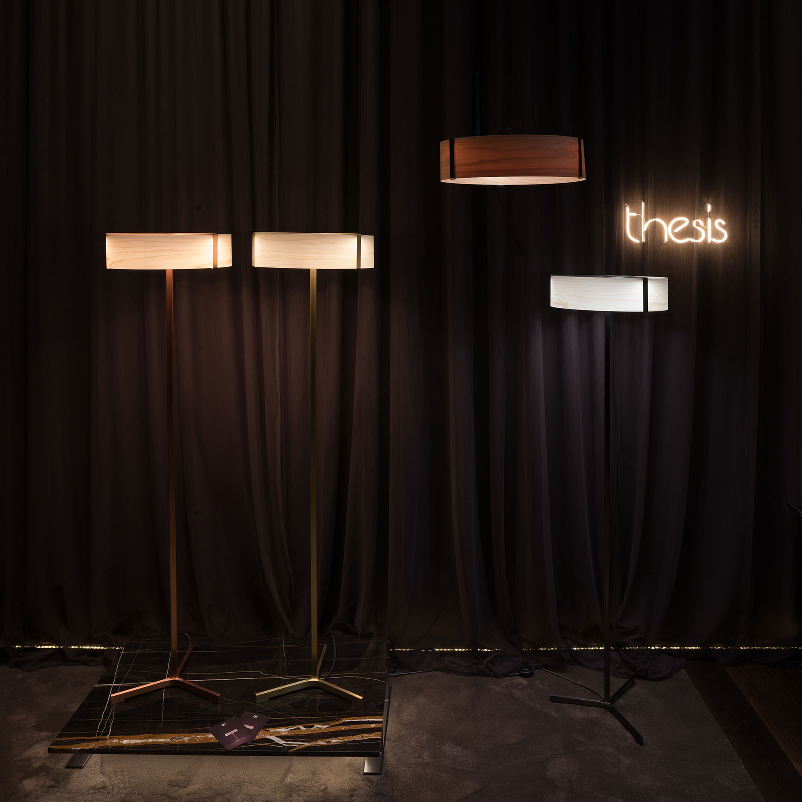 LZF Thesis LED-golvlampa svart matt/elfenben