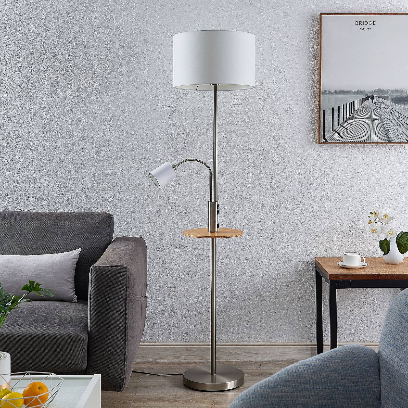 Lindby Aovan golvlampa med hylla och USB, nickel