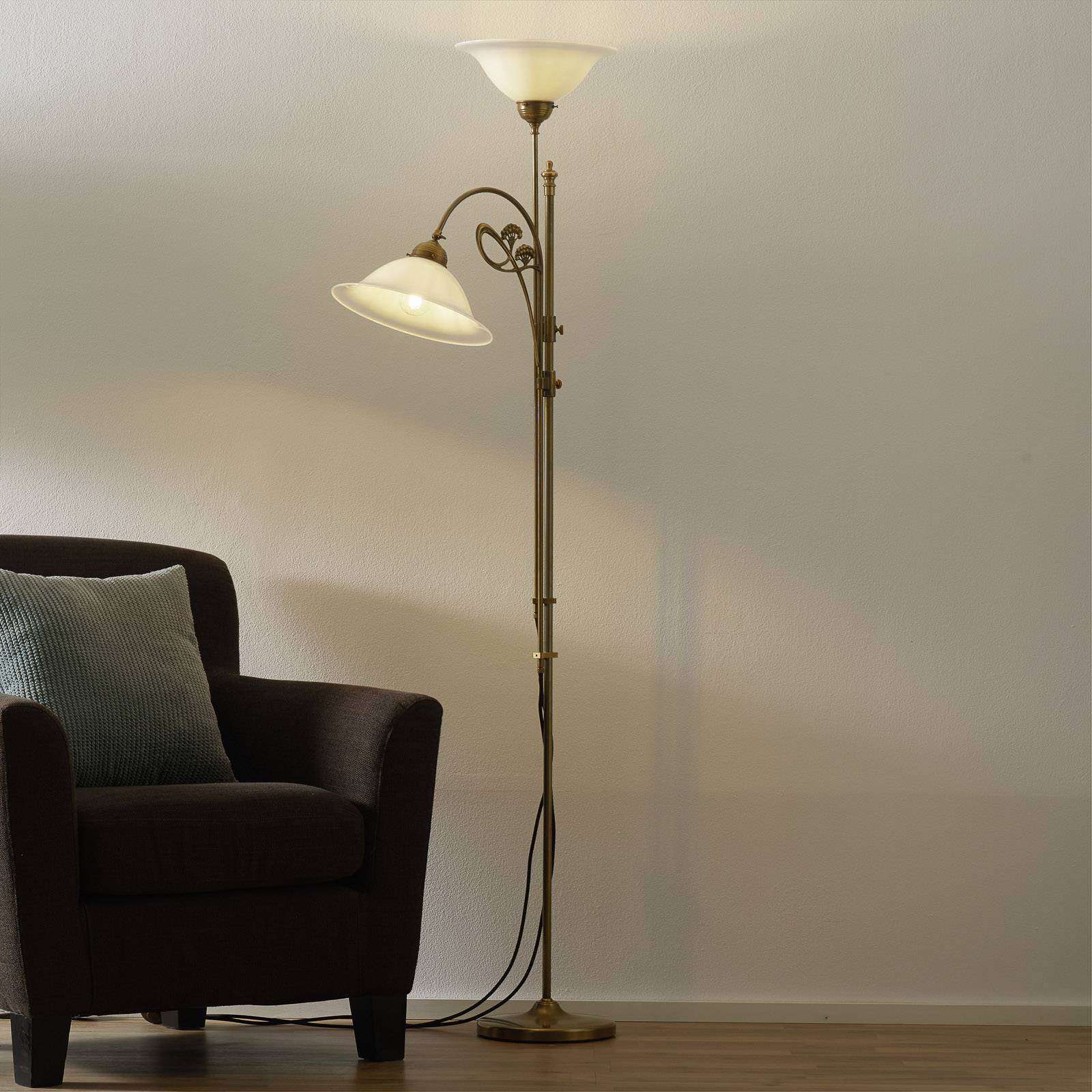 Mässingsgolvlampa Alwine två armar