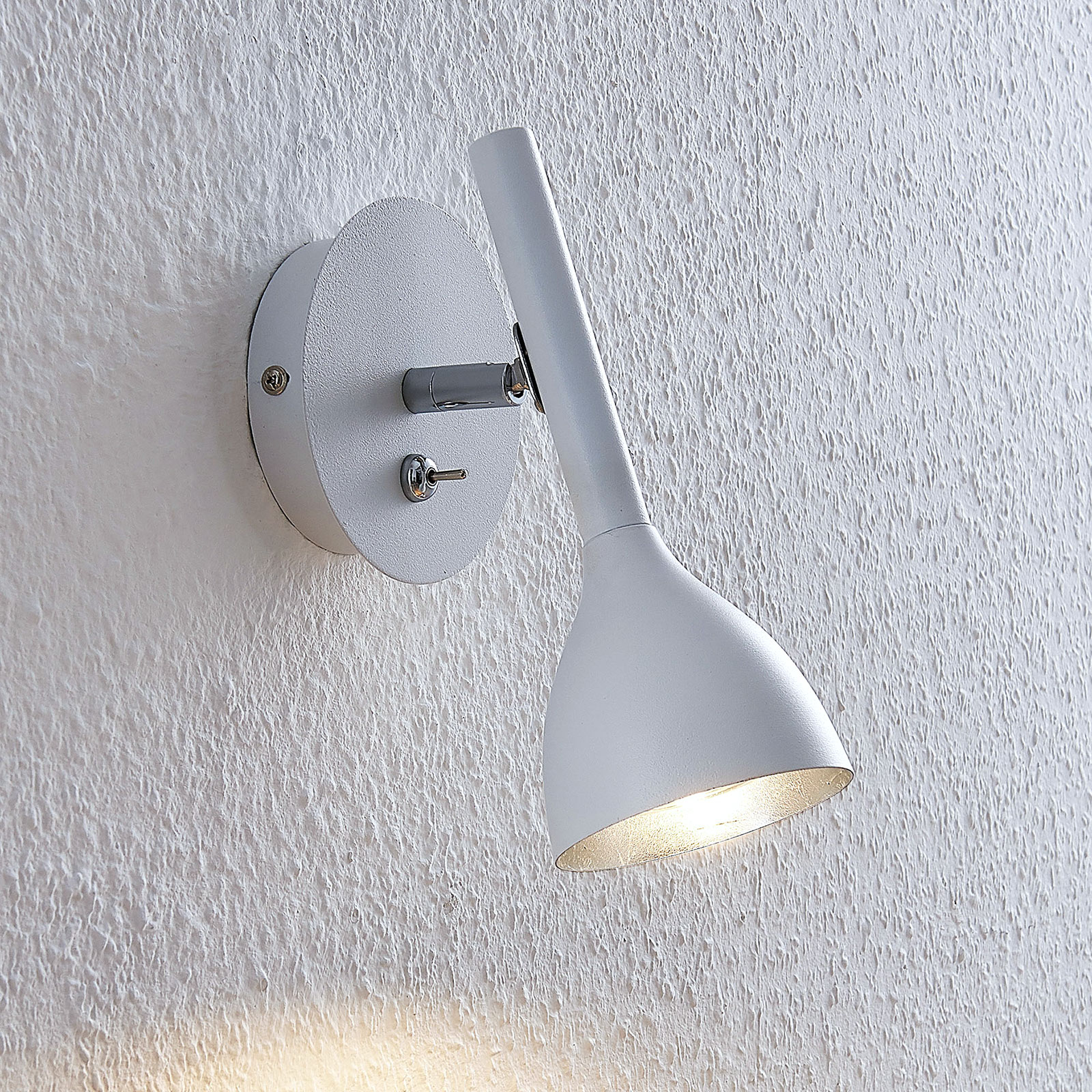 Vägglampa Nordwin av metall, vit-silver