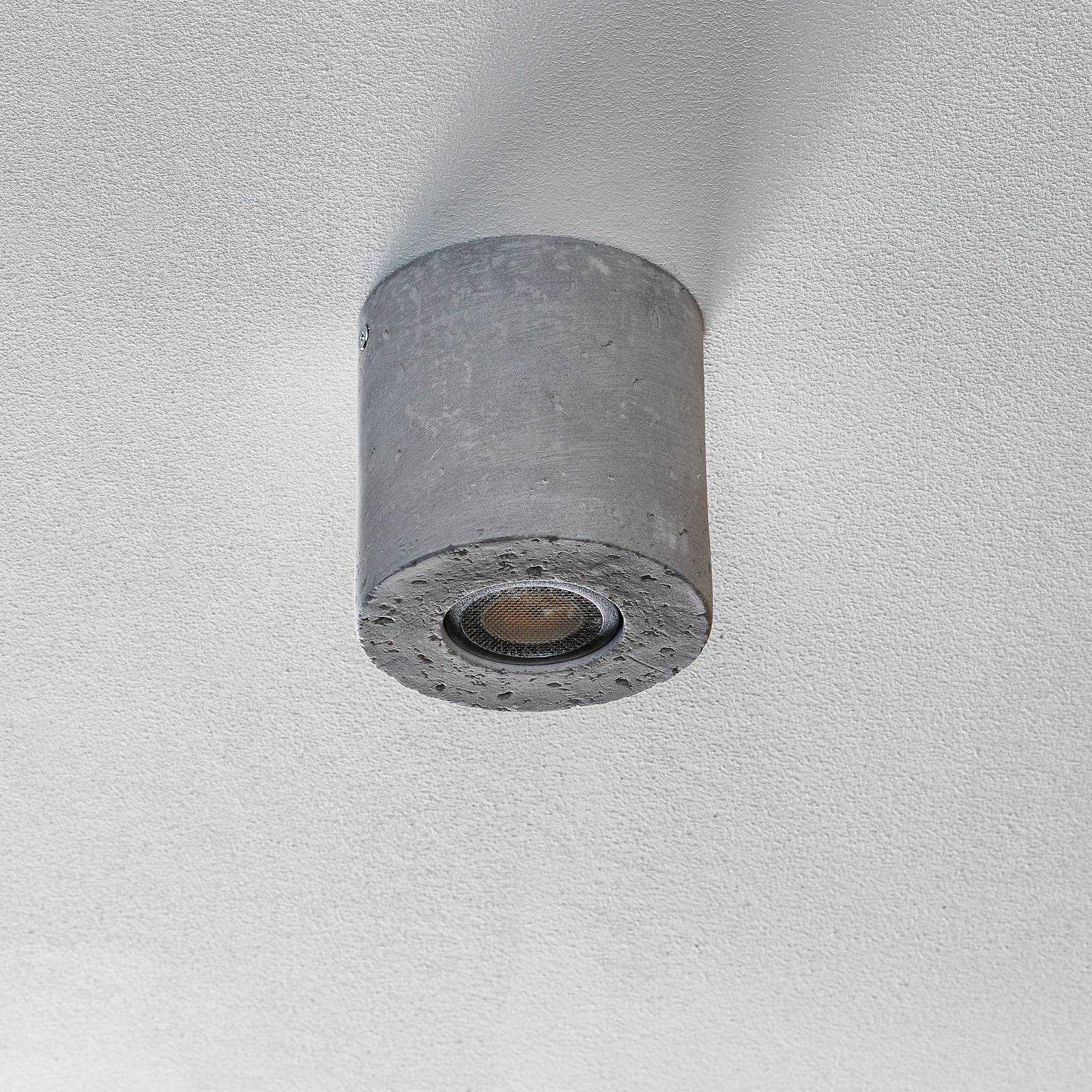 Taklampa Ara som cylinder av betong