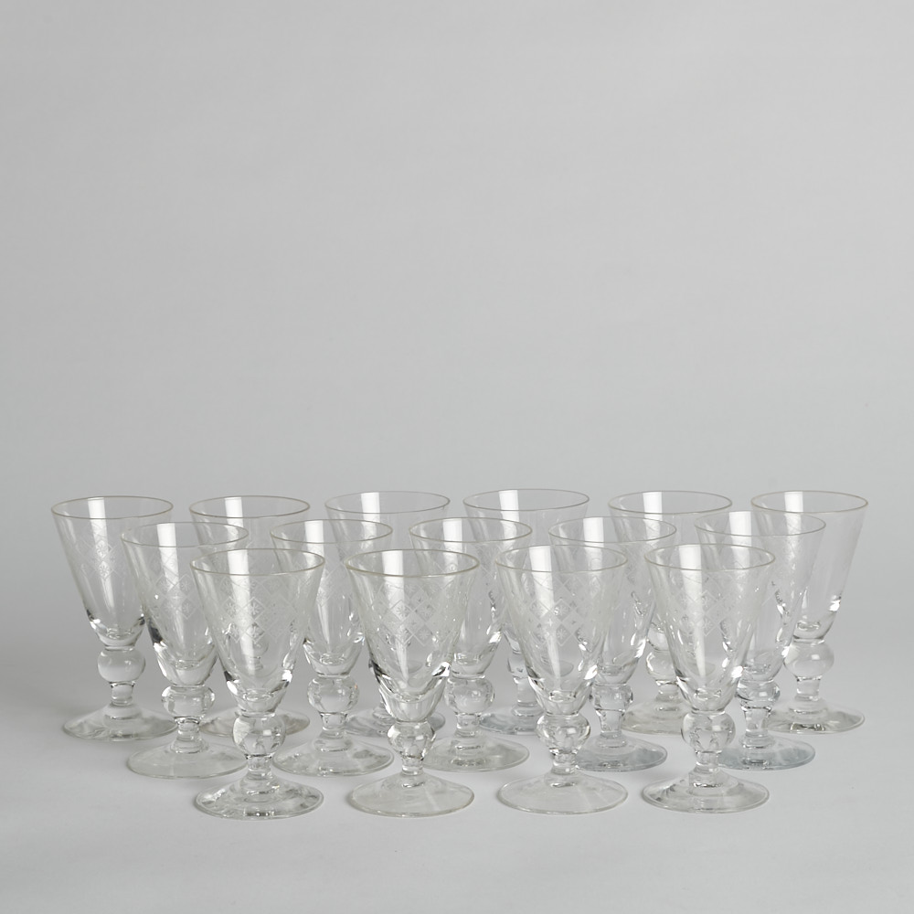 Vintage - SÅLD Snapsglas med Gravyr 15 st