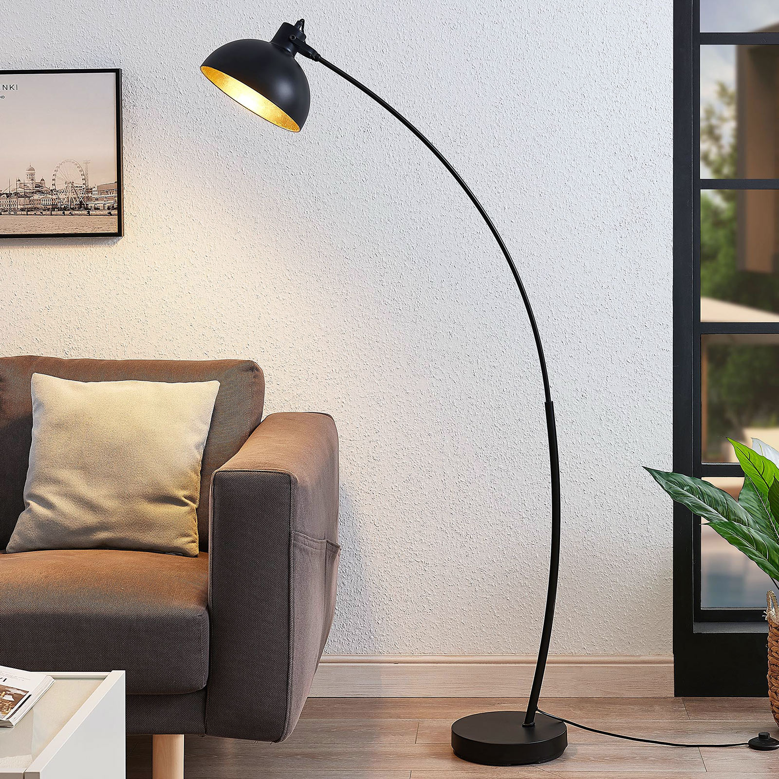Båggolvlampa Phileas i svart och guld