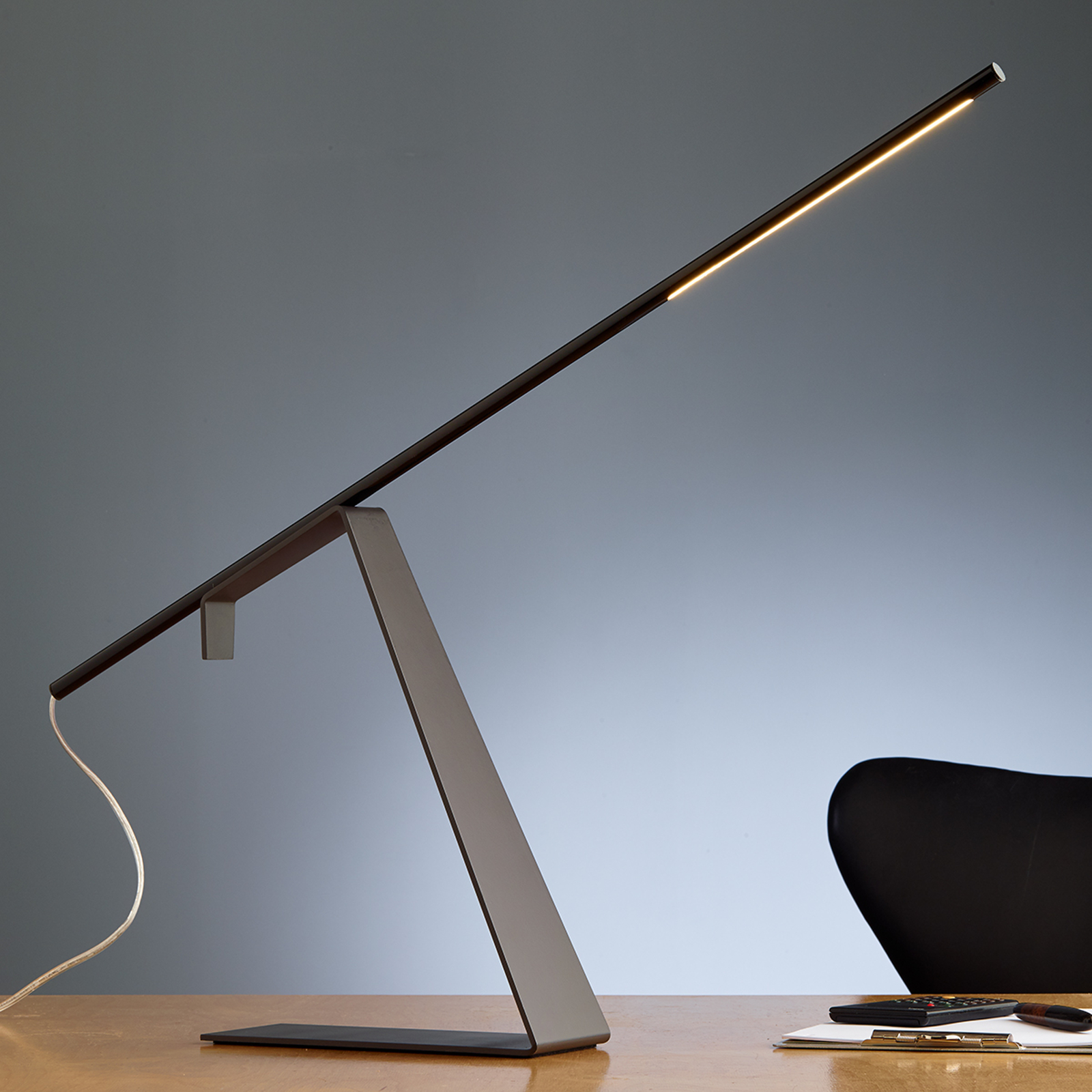 Förkromade LED-design-bordslampan Jella