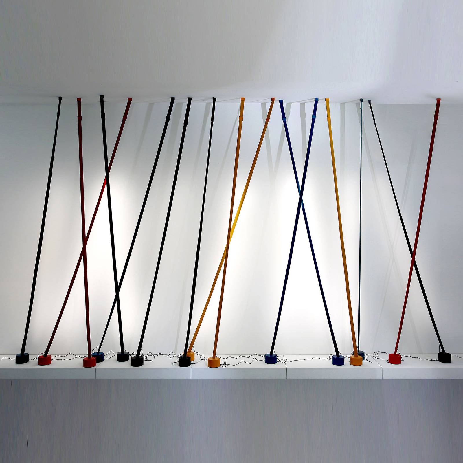 Martinelli Luce Elastica golvlampa som band, grå