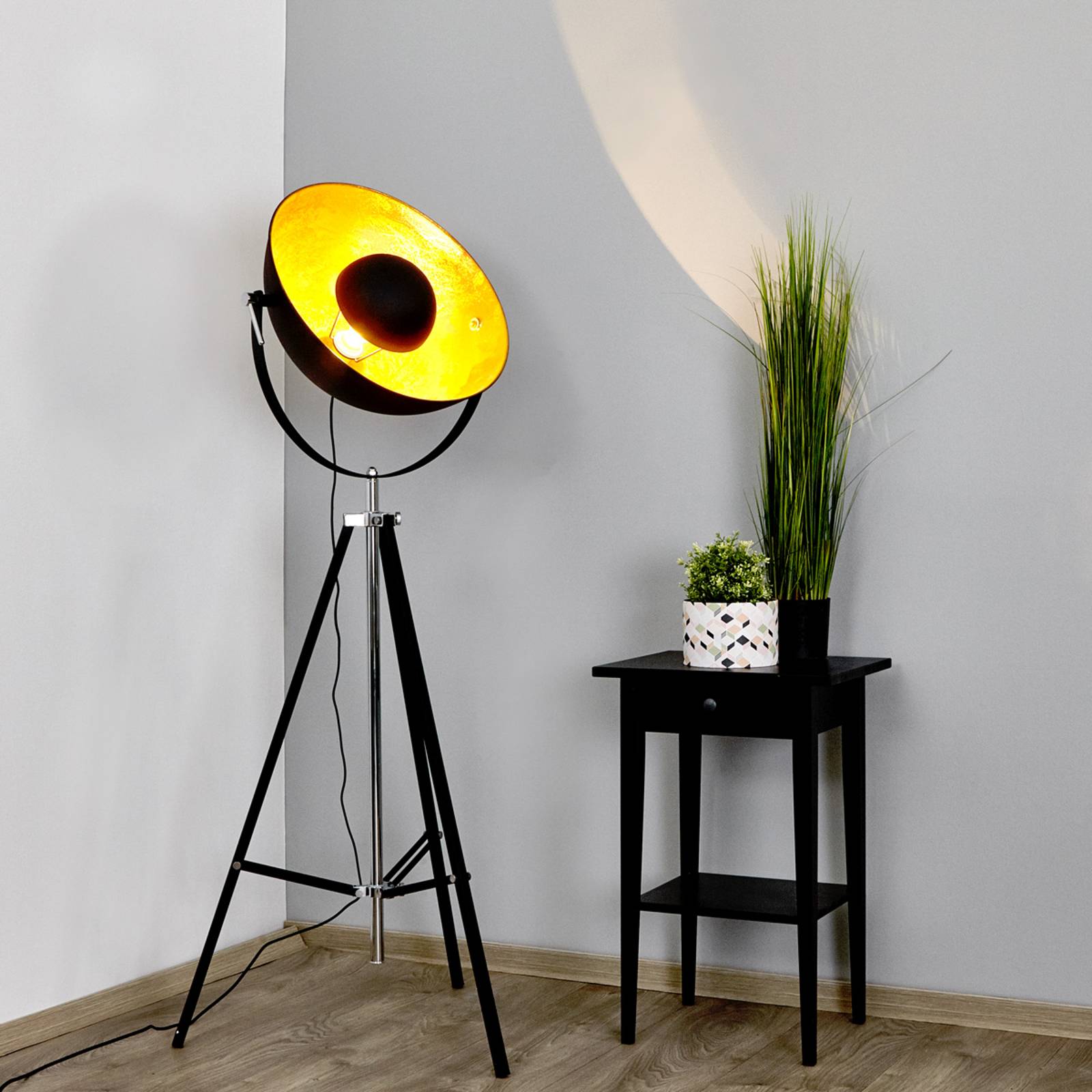 Extravagant golvlampa Mineva i svart och guld