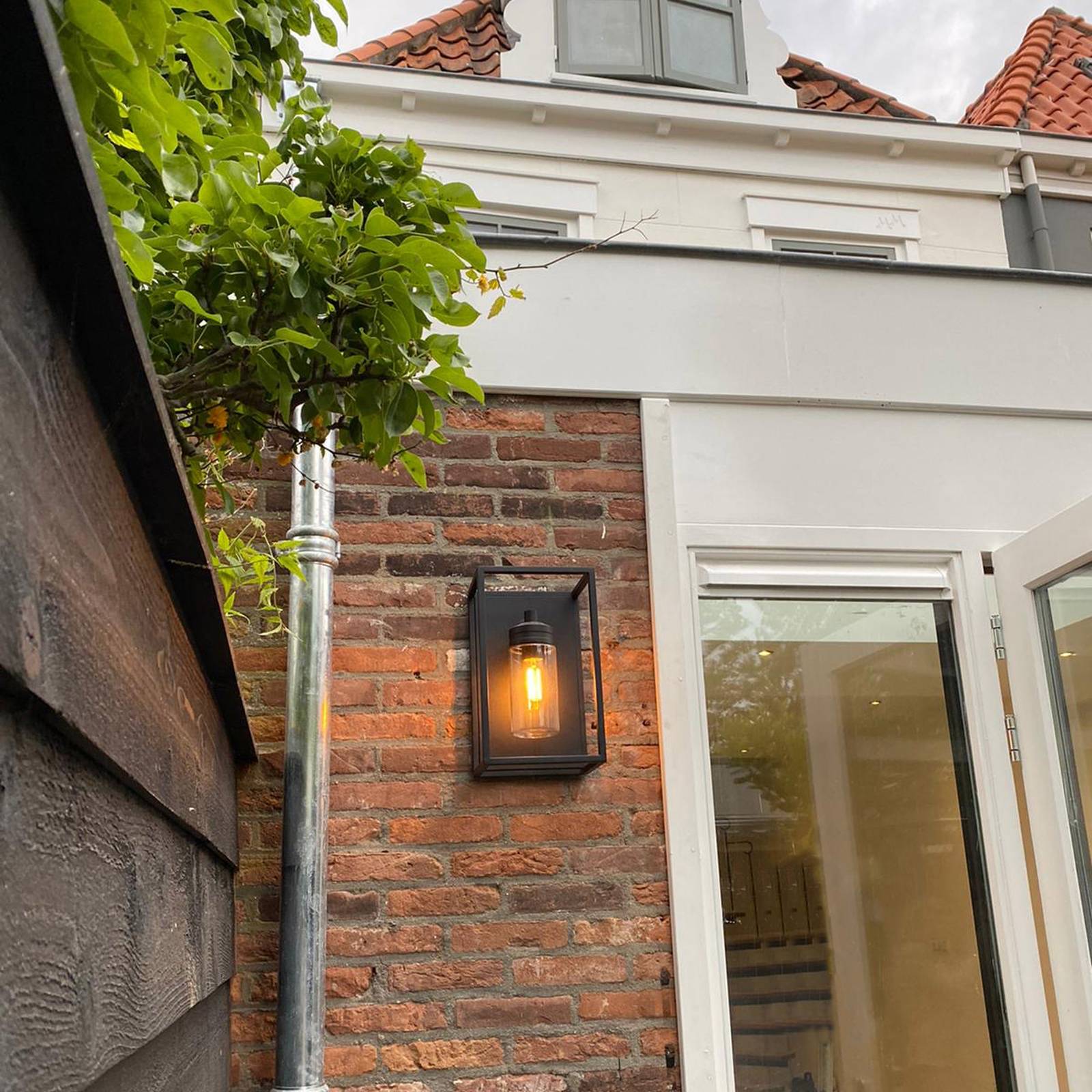 Utomhusvägglampa Hudson med mjölkglas