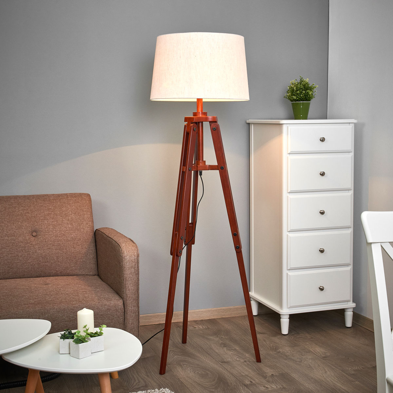Stativgolvlampa Marvin av trä, höjd 158 cm