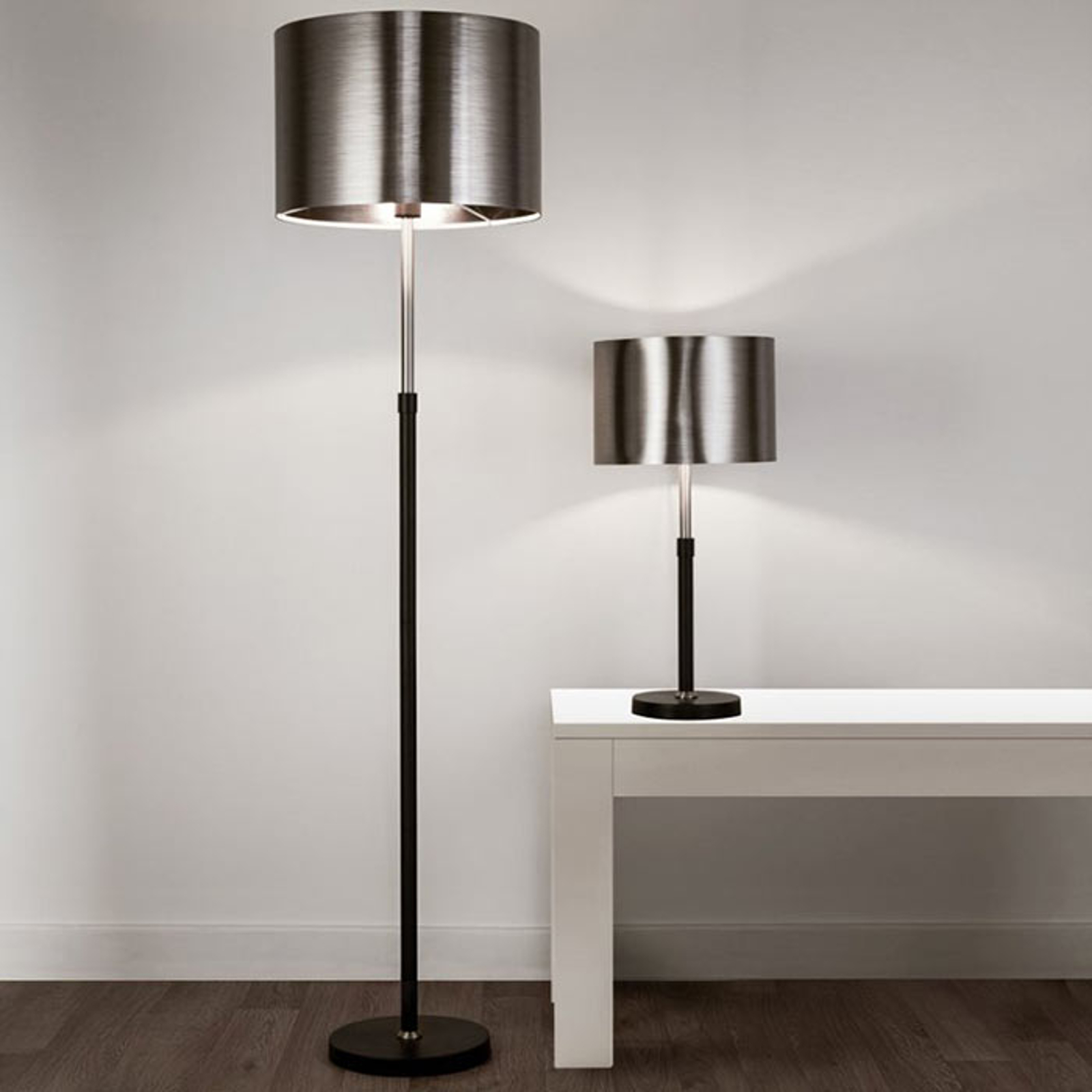 Bordslampa Column, skärm svart-krom