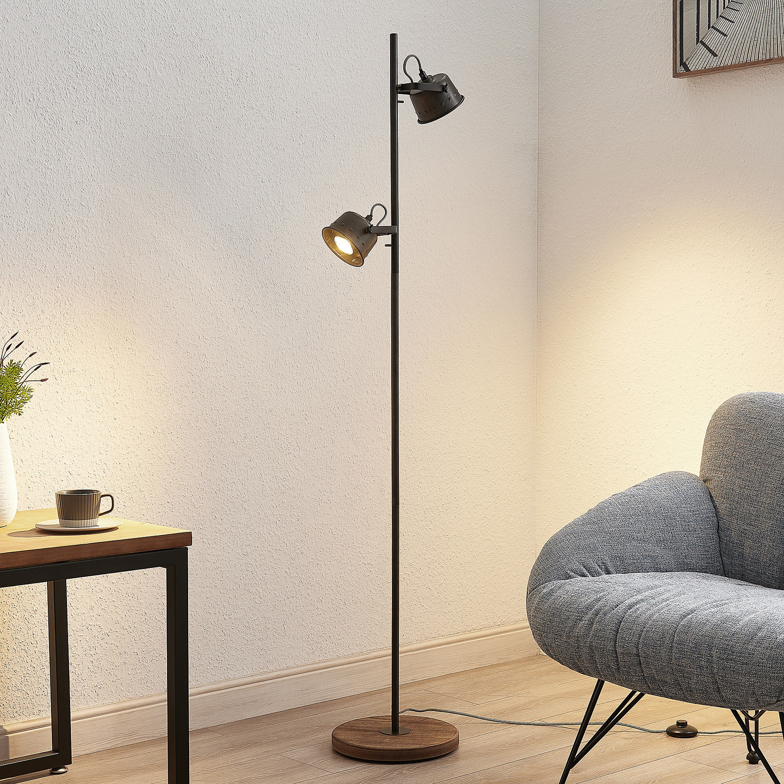 Lindby Rubinjo golvlampa med träfot, 2 lampor