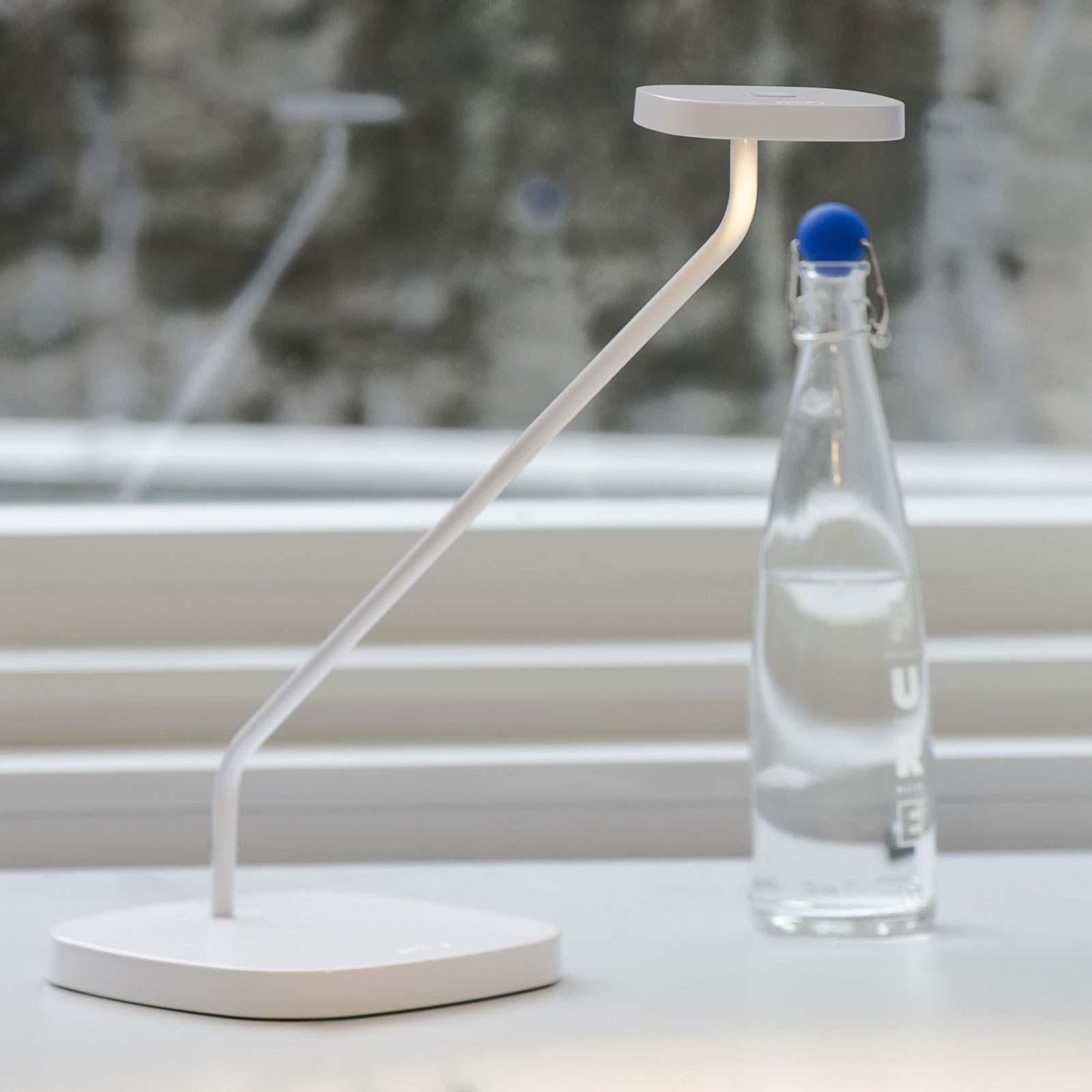 LED-arbetsplatslampa Trace med fot, vit