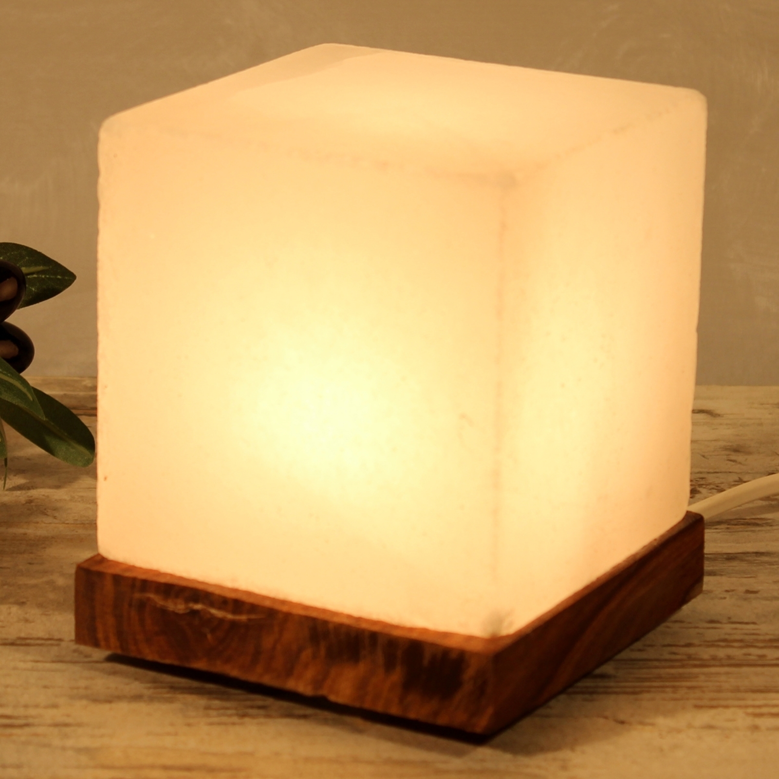 Intressant bordslampa Kubus White Line