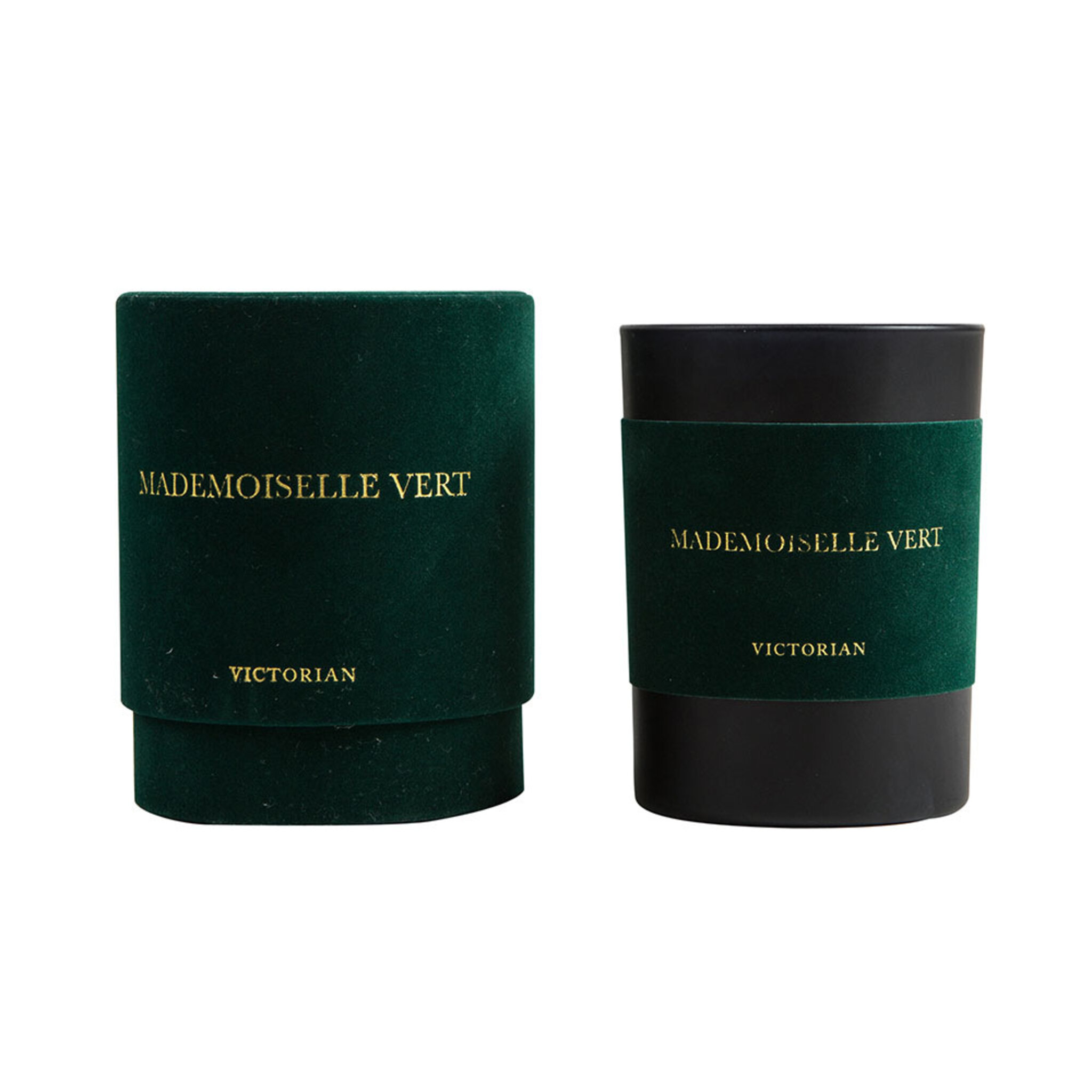 Victorian Velvet Levres Rouges - Doftljus i svart glaskopp med sammetsdetalj. Med doft av vanilj med inslag mysk. Brinntid 45 timmar. Lämna aldrig ett brinnade ljus obevakat. Håll borta från barn och djur. Glaset kan bli varmt, placera ljuset på en lämplig värmetålig yta. Underhåll ljuset och klipp av veken var tredje timme., Ø8x10,5 cm