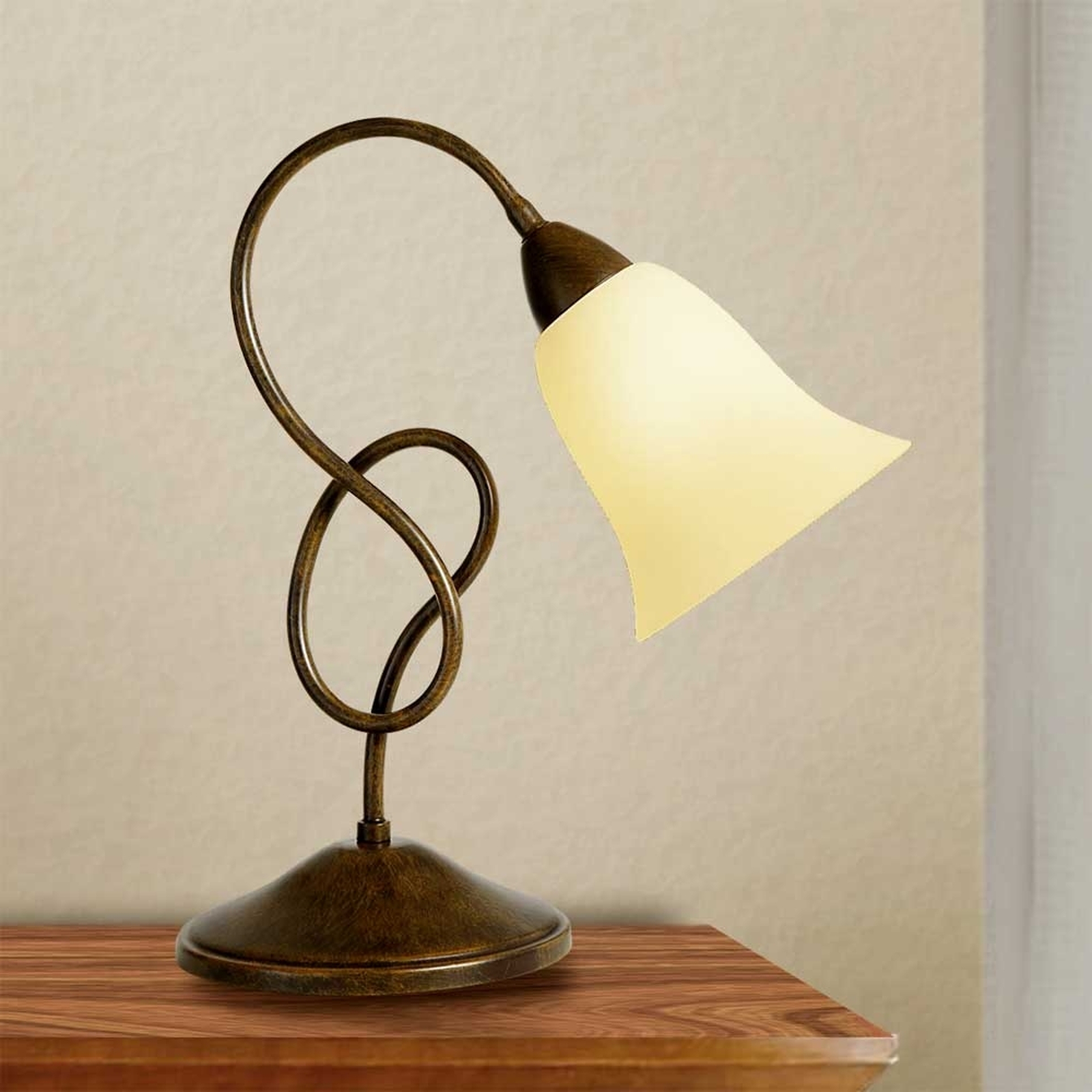 Bordslampa Michele i lantlig stil