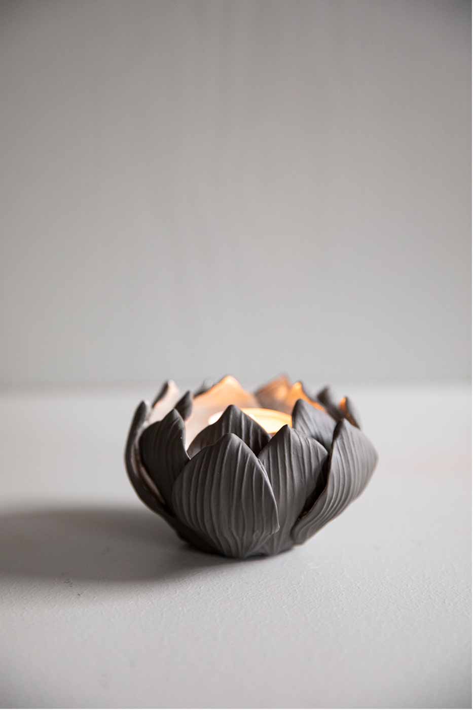 Ljuslykta Lotus 10x8 cm pärlemo-grå