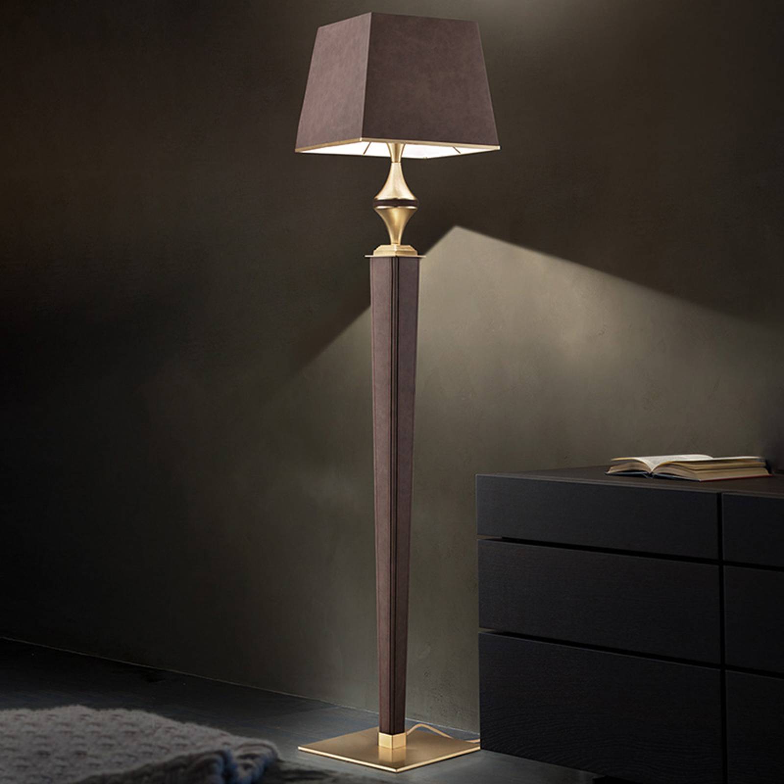 Golvlampa Darshan med brunt läderöverdrag