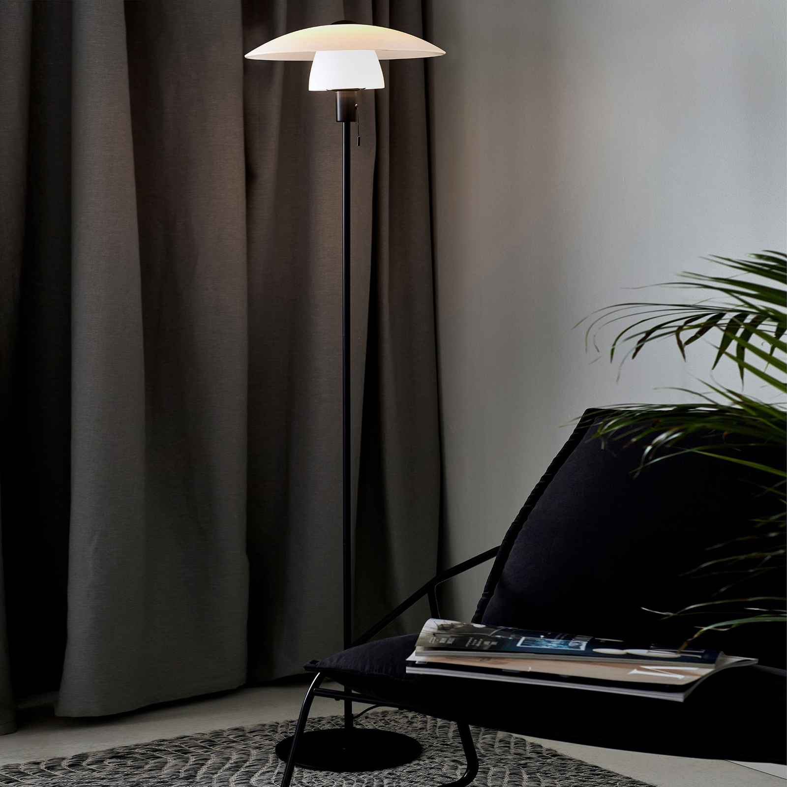 Golvlampa Verona, svart stativ, opal skärm