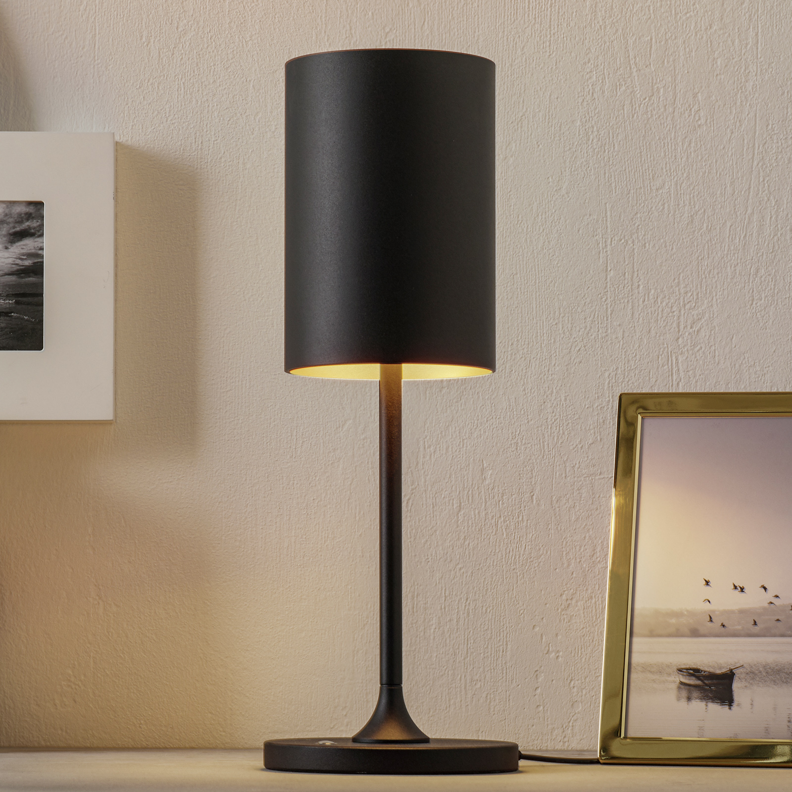 LOUM Pokula LED-bordslampa svart/guld