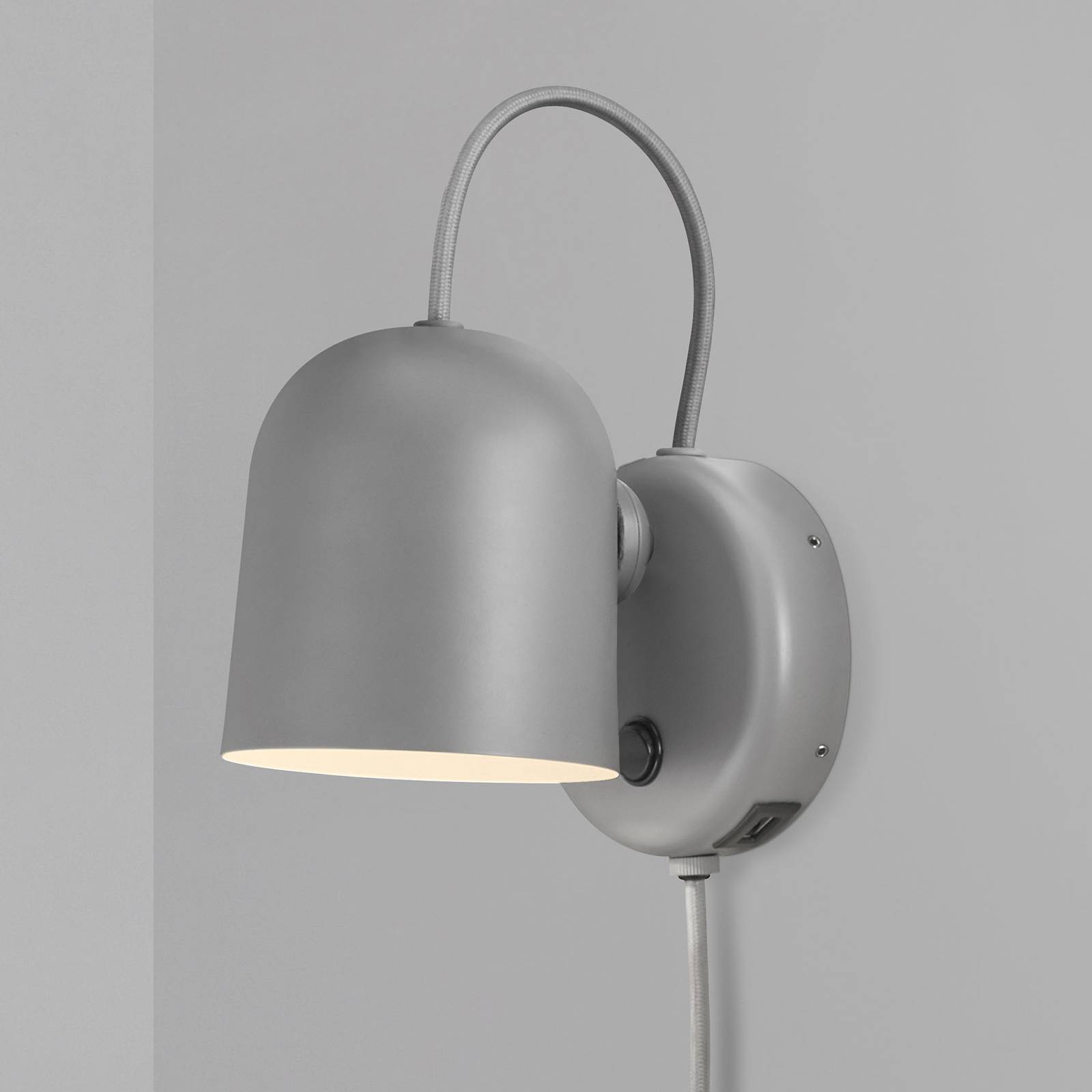 Vägglampa Angle, med vippströmbrytare, grå