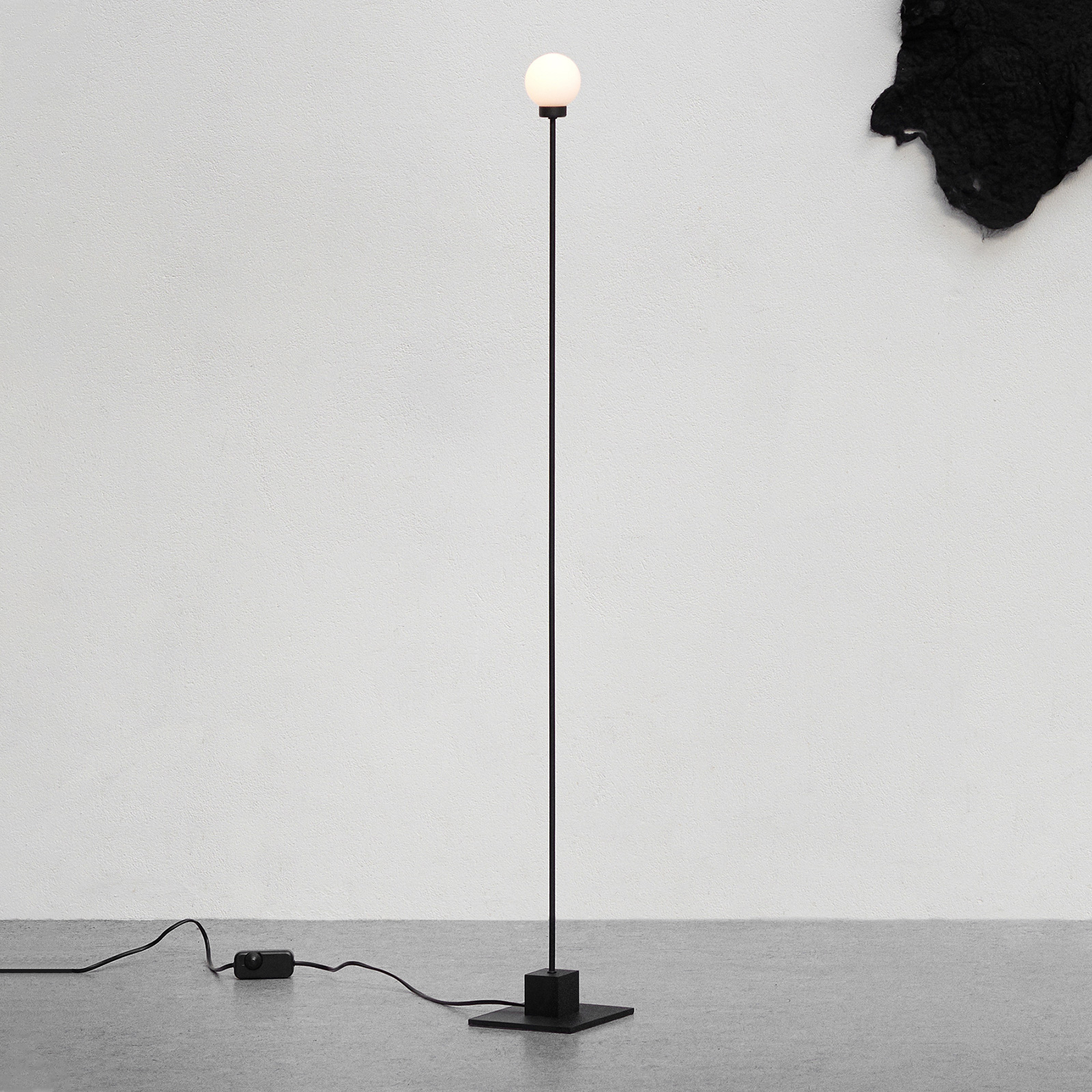 Northern Snowball golvlampa, svart