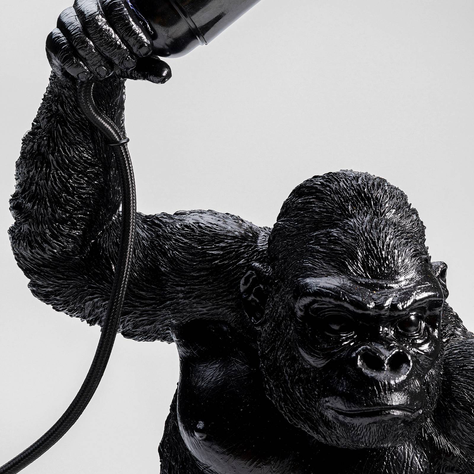 KARE Animal Fighting Kong bordslampa i svart